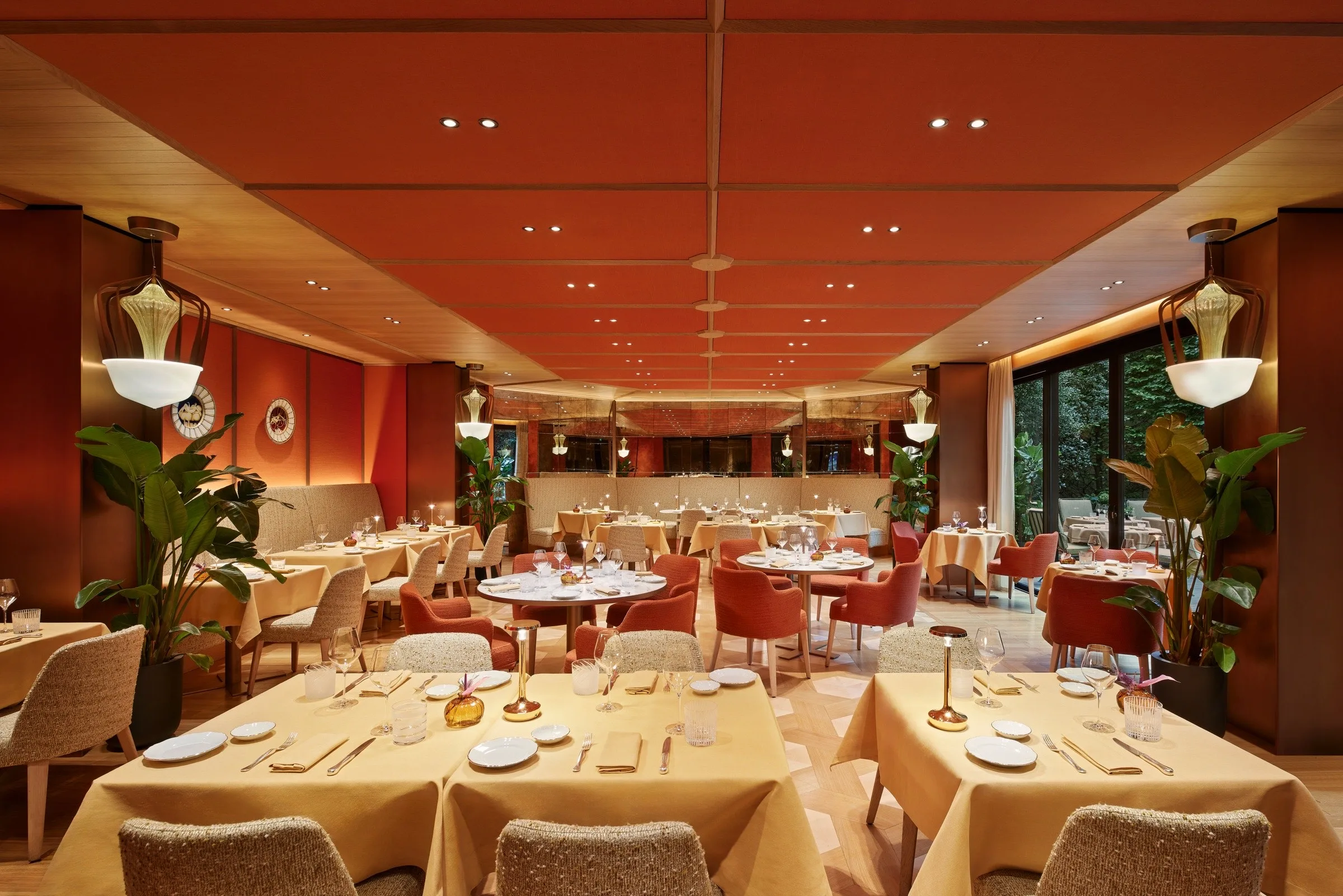 La salle du Il Ristorante - Niko Romito au Bvlgari Hotel Paris, de nuit.