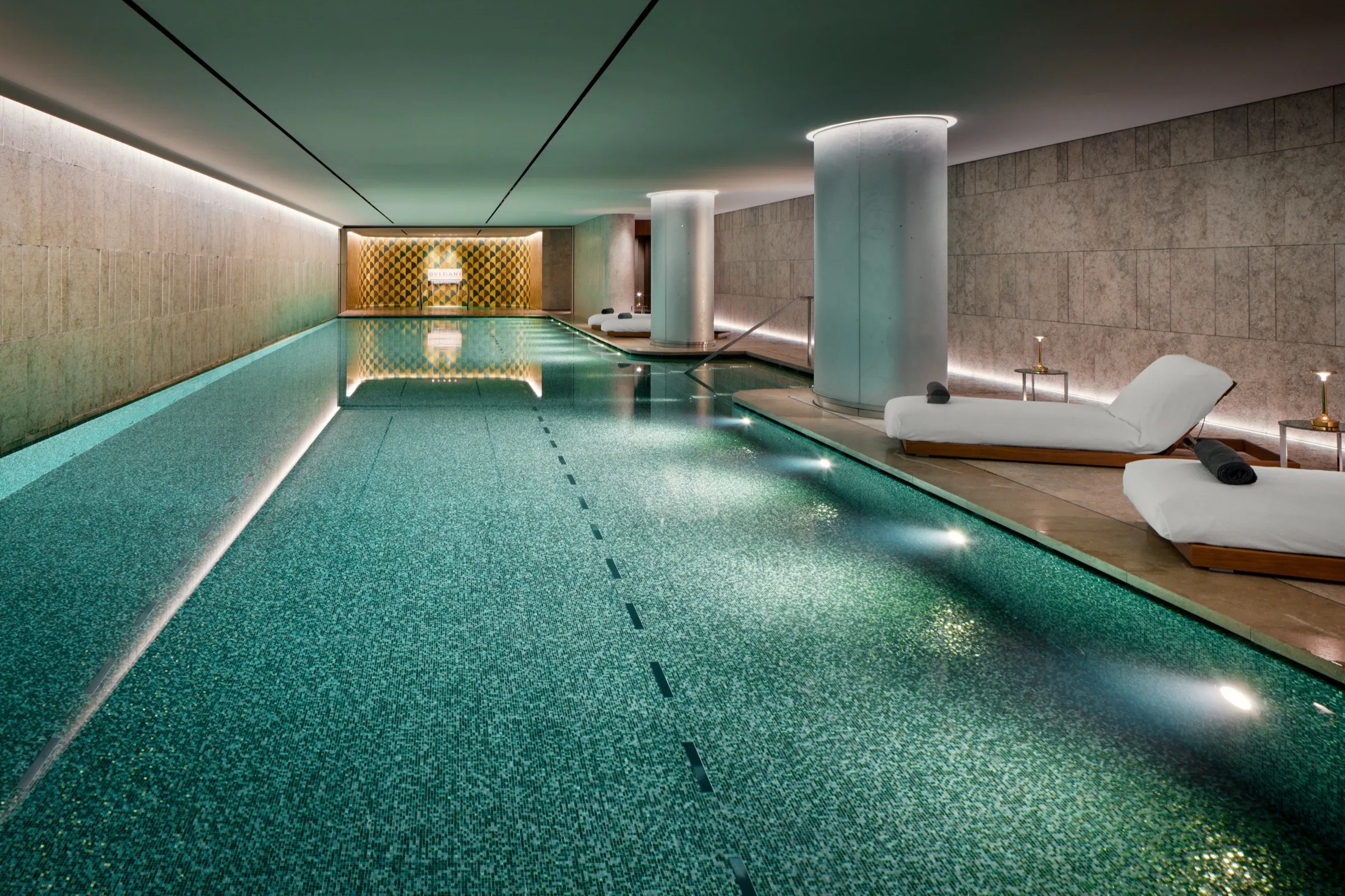 La piscine du Bvlgari Spa, au Bvlgari Hotel Paris.