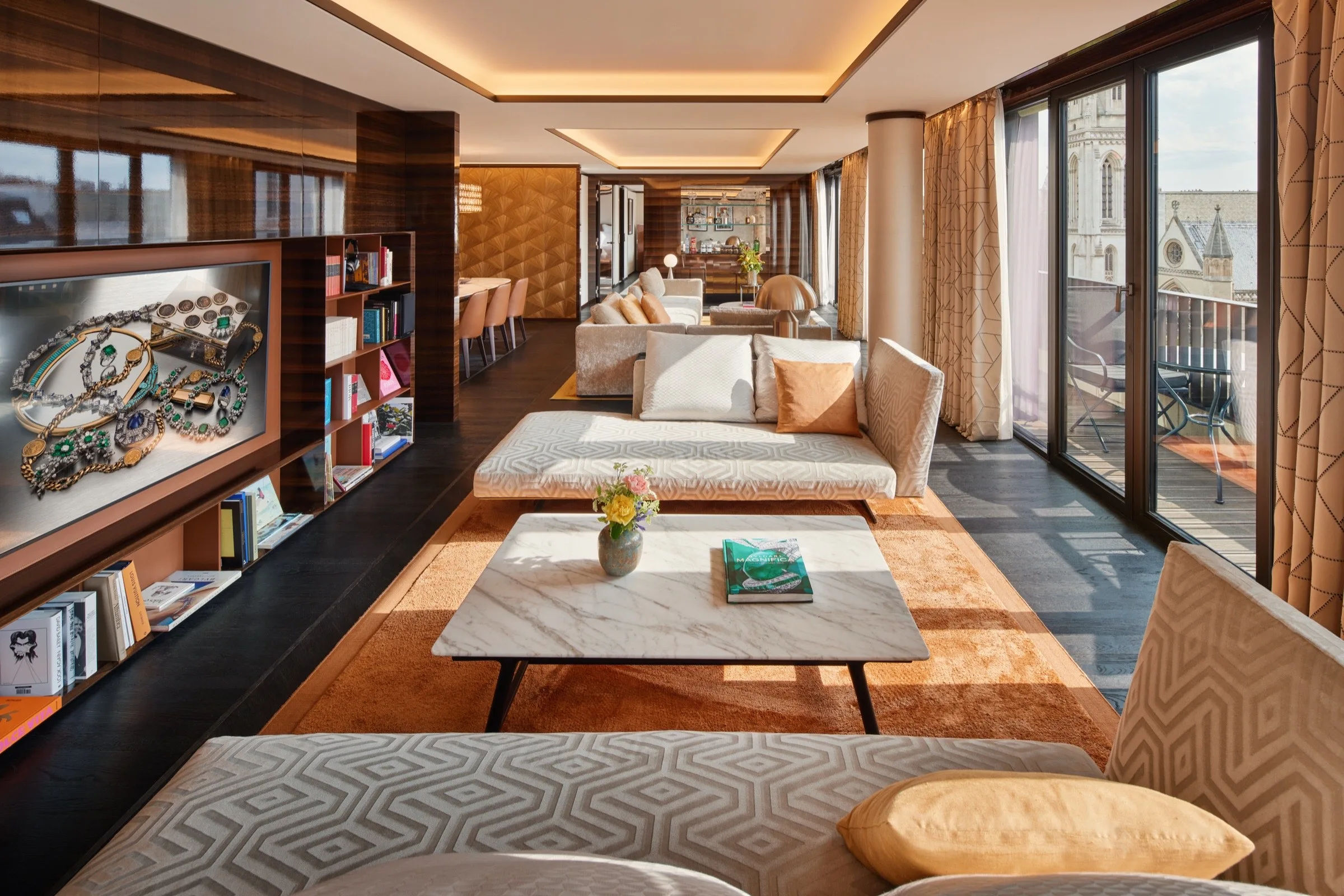 Le salon de la Suite Bvlgari I & III, avec un cadre exposant des bijoux Bvlgari.