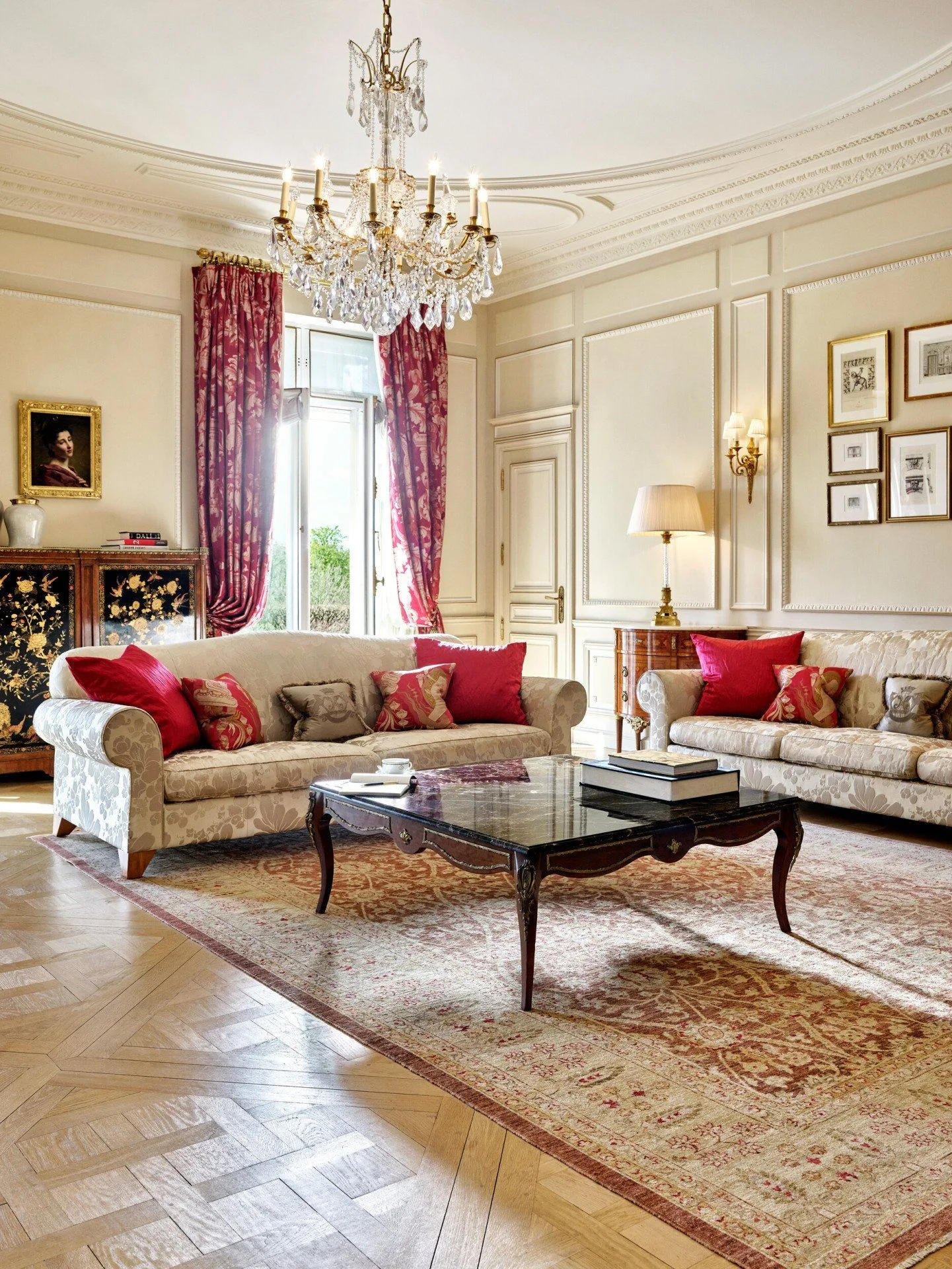 The living room of the Presidential Apartment Dalí, Salvador Dalí's favourite suite at Le Meurice.