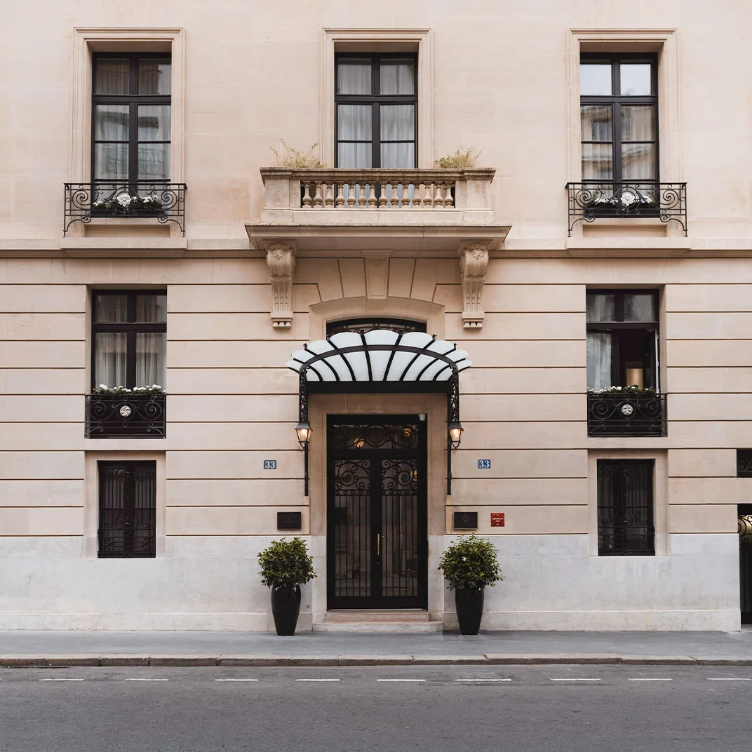 Maison Villeroy 位于让·古戎街的石材立面,巴黎第八区。