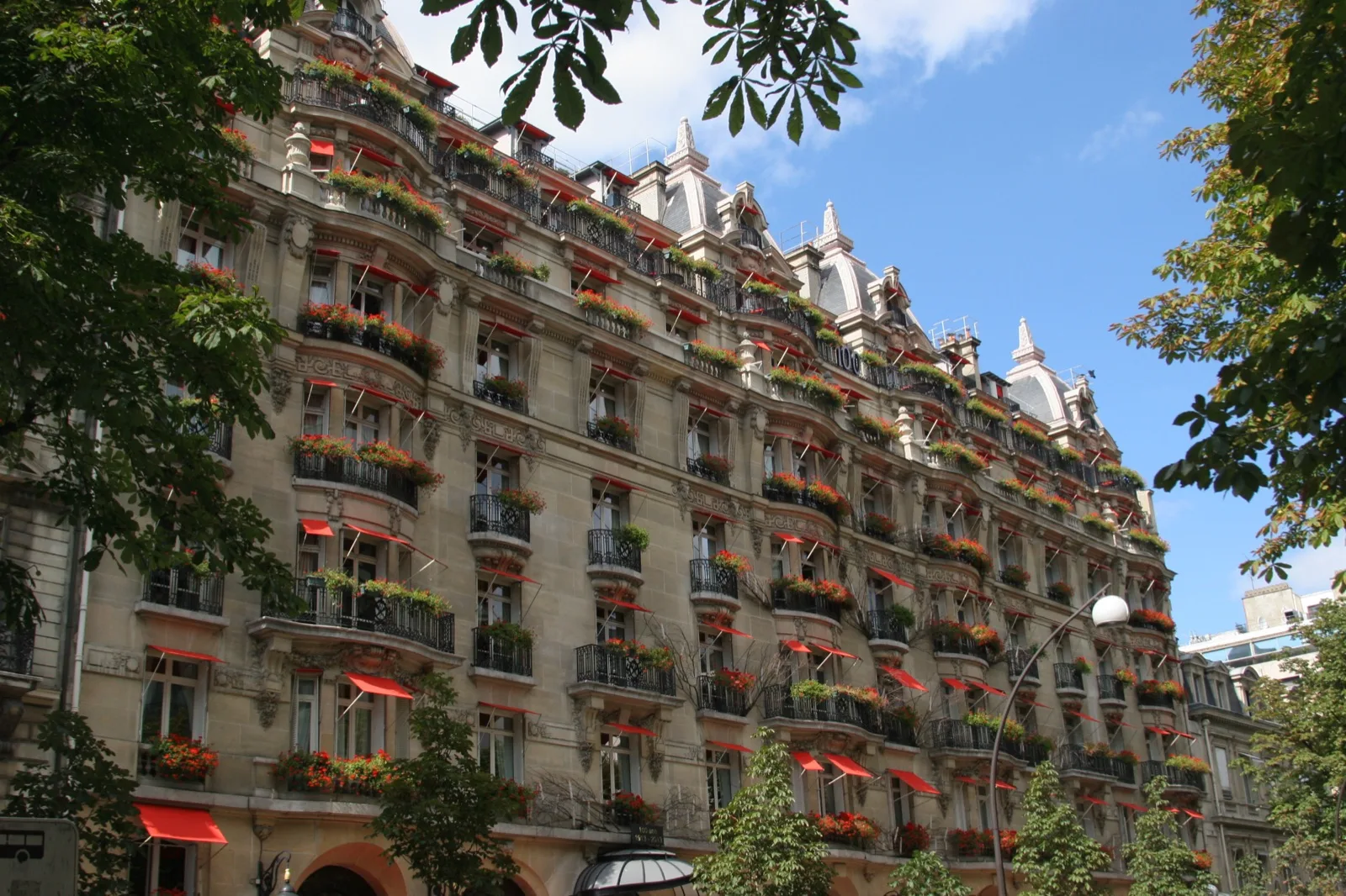 Les célèbres auvents rouges du Plaza Athénée, avenue Montaigne, à Paris.