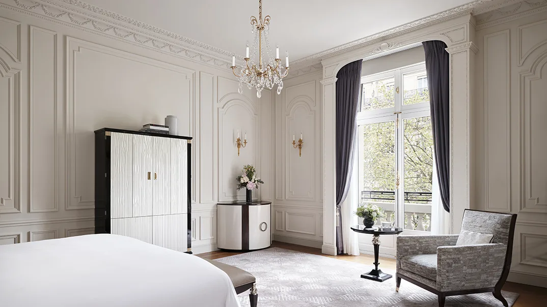La chambre de l'Historic Suite, avec ses moulures haussmanniennes d'origine et son lustre en cristal.