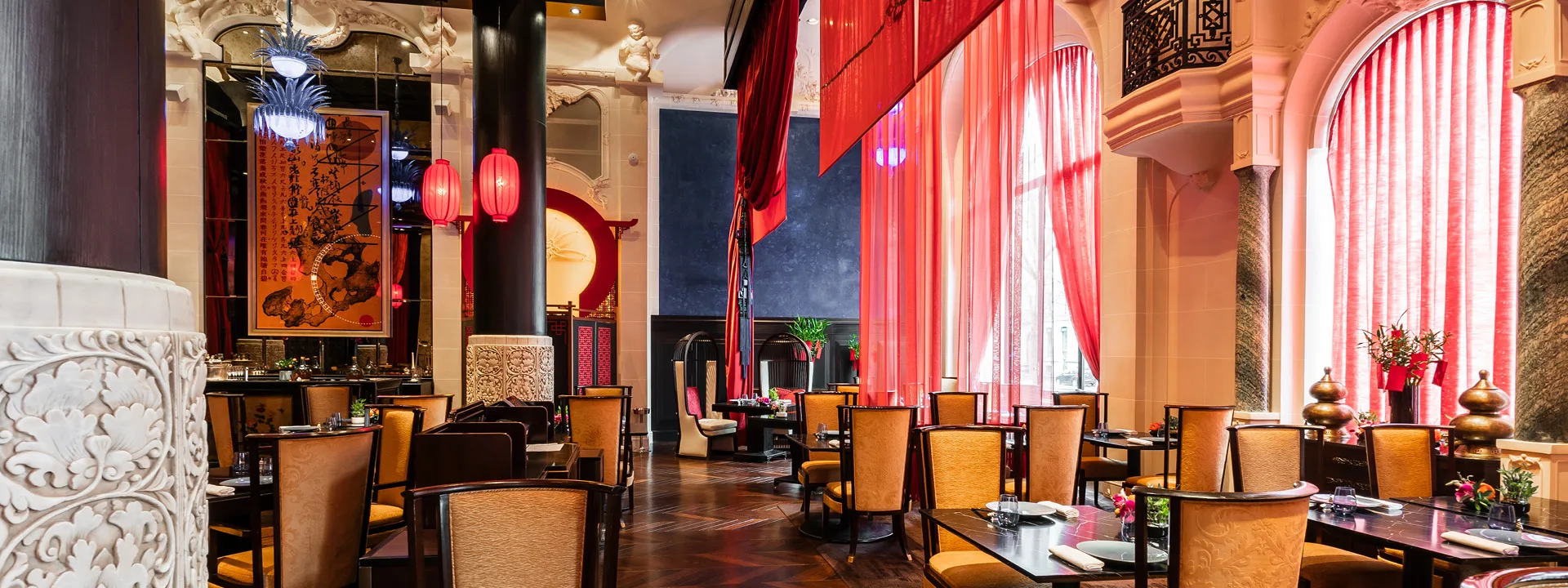 LiLi, le restaurant cantonais, au décor inspiré du glamour du Hong Kong des années 1920.