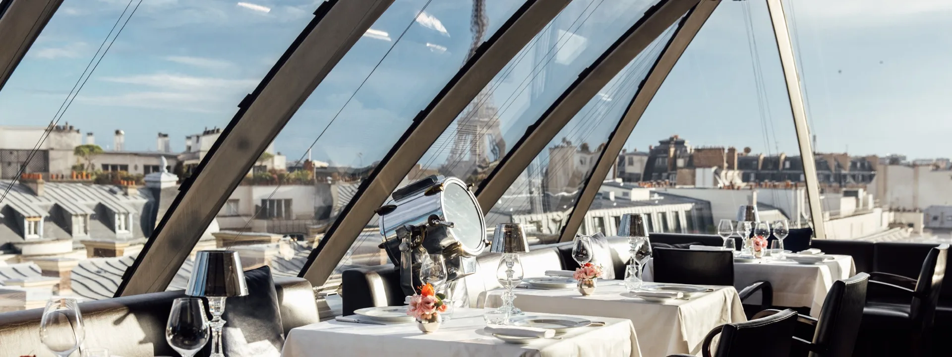 La salle à manger sous verrière de L'Oiseau Blanc, en forme d'ailes du biplan de 1927 dont elle porte le nom, avec vue sur la tour Eiffel.