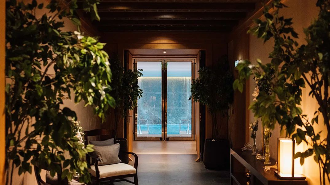 Un couloir bordé de plantes du Peninsula Spa, menant à la piscine intérieure de 20 mètres.