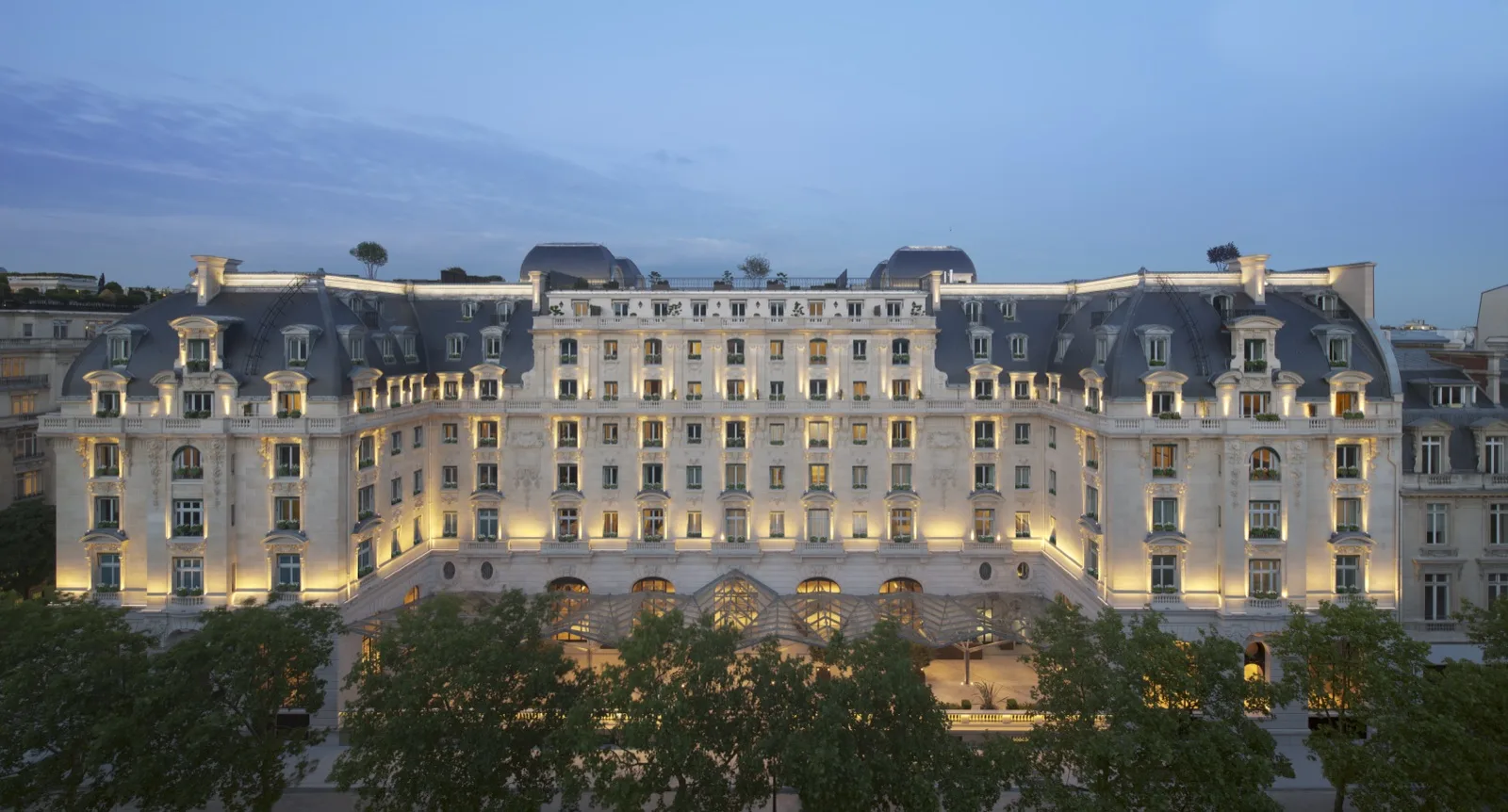 Le Peninsula Paris, immeuble Belle Époque de 1908 restauré, au crépuscule.
