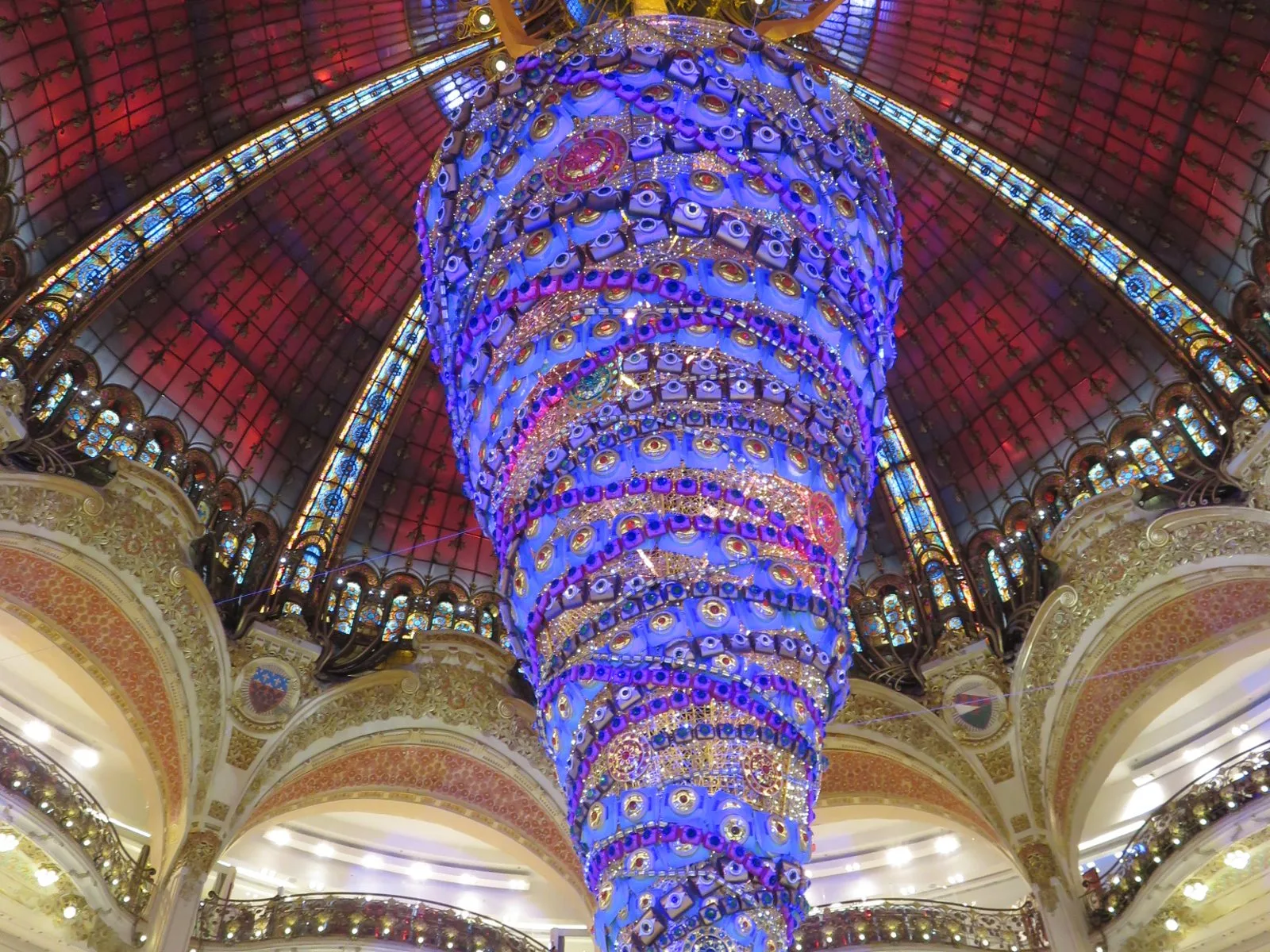 Le sapin de Noël sous la coupole des Galeries Lafayette Haussmann.