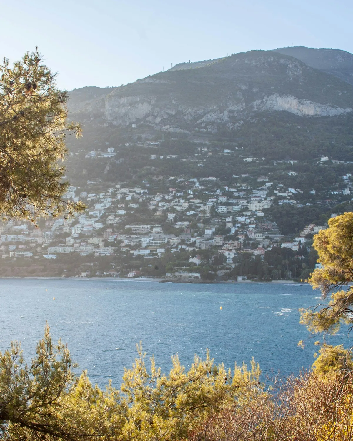 Une ville côtière de la Côte d'Azur, nichée entre mer et collines.