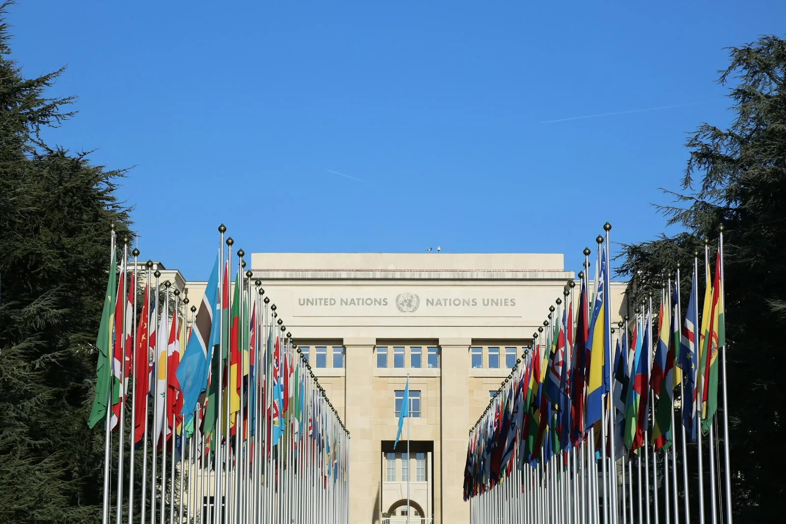 L'entrée du Palais des Nations, siège européen des Nations Unies à Genève, bordée de drapeaux.