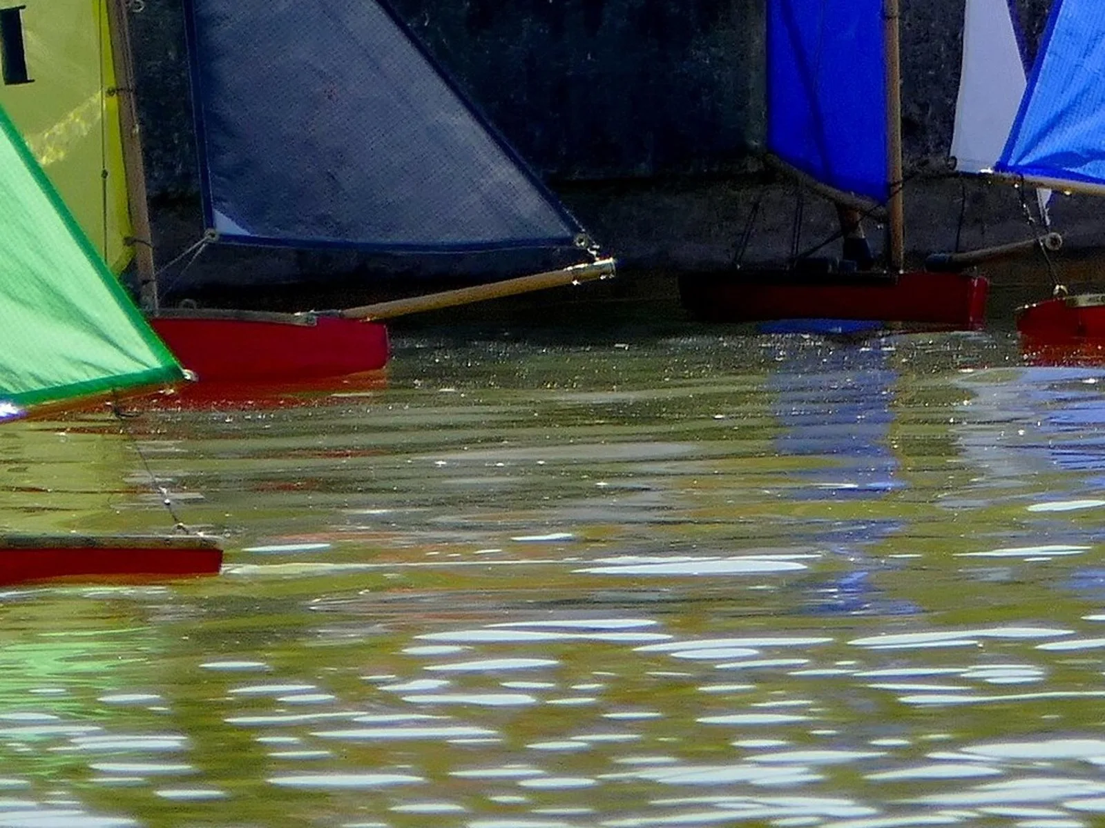 Voiliers miniatures sur le grand bassin du jardin du Luxembourg, à Paris.