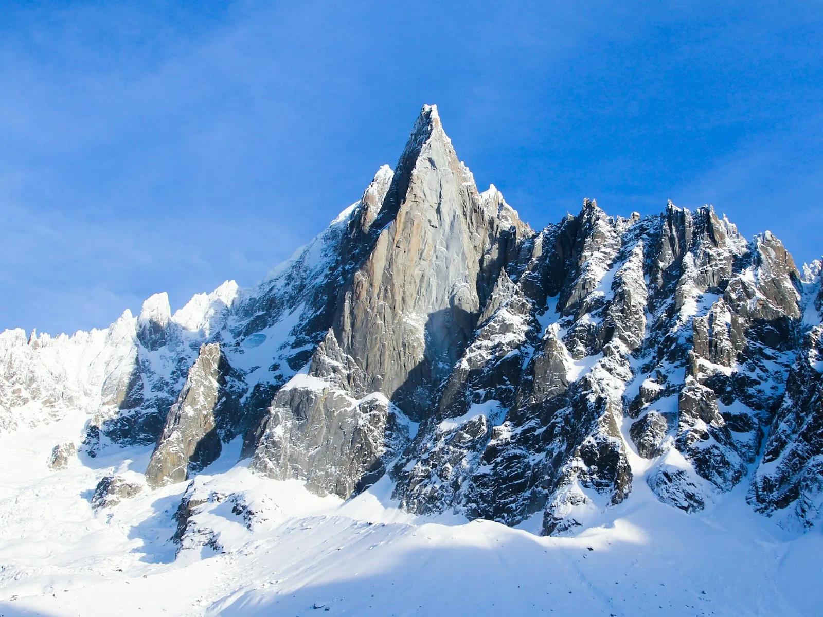 Les aiguilles de granit enneigées du massif du Mont-Blanc au-dessus de Chamonix.