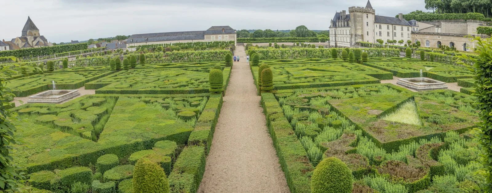 Les jardins Renaissance du château de Villandry, vus depuis les hauteurs.