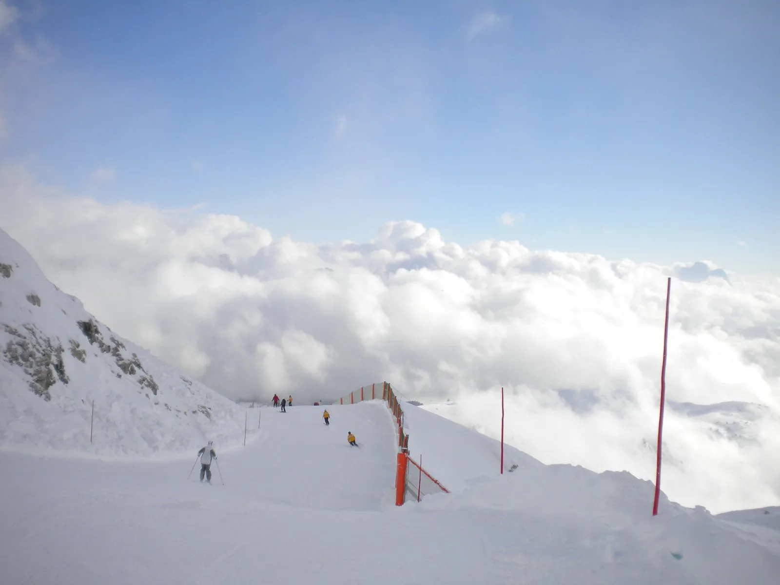La piste Valon au-dessus des nuages, dans les Dolomites.