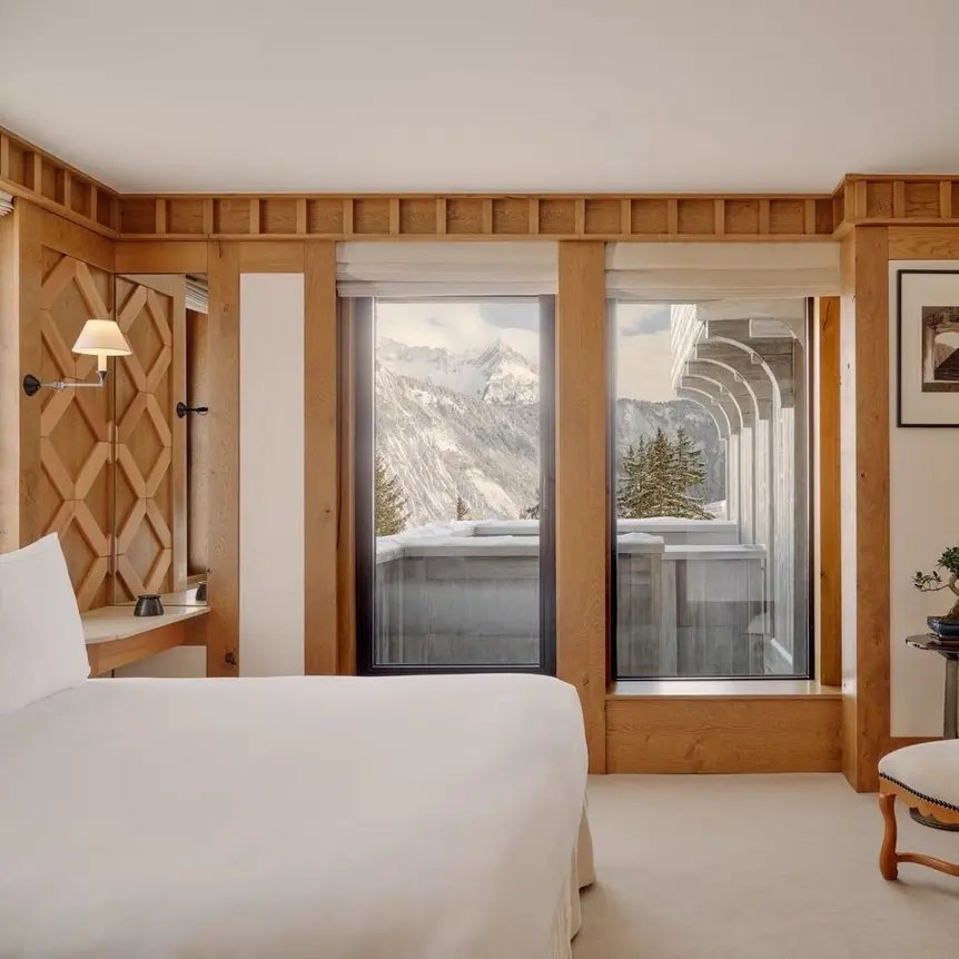 Chambre Nord 房型卧室,木饰墙面,大窗外是雪景。
