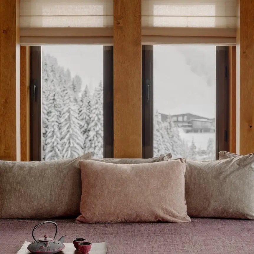 Chambre Village 房型的休憩角,窗外是雪山景观。