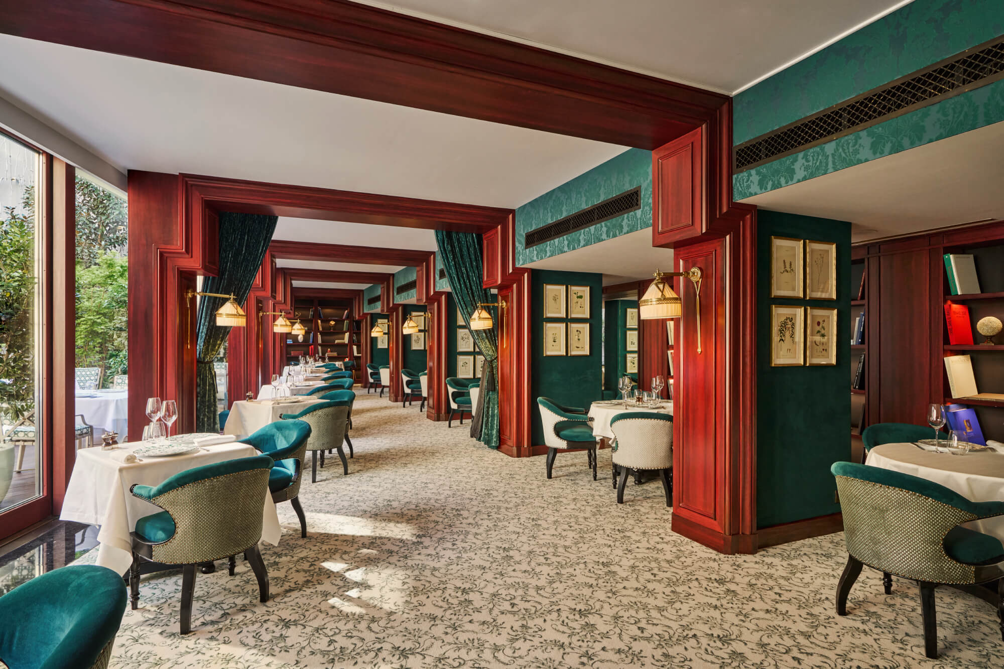Fouquet’s Paris’ Le Joy restaurant, a library-style dining area in deep green and walnut tones opening onto a private garden