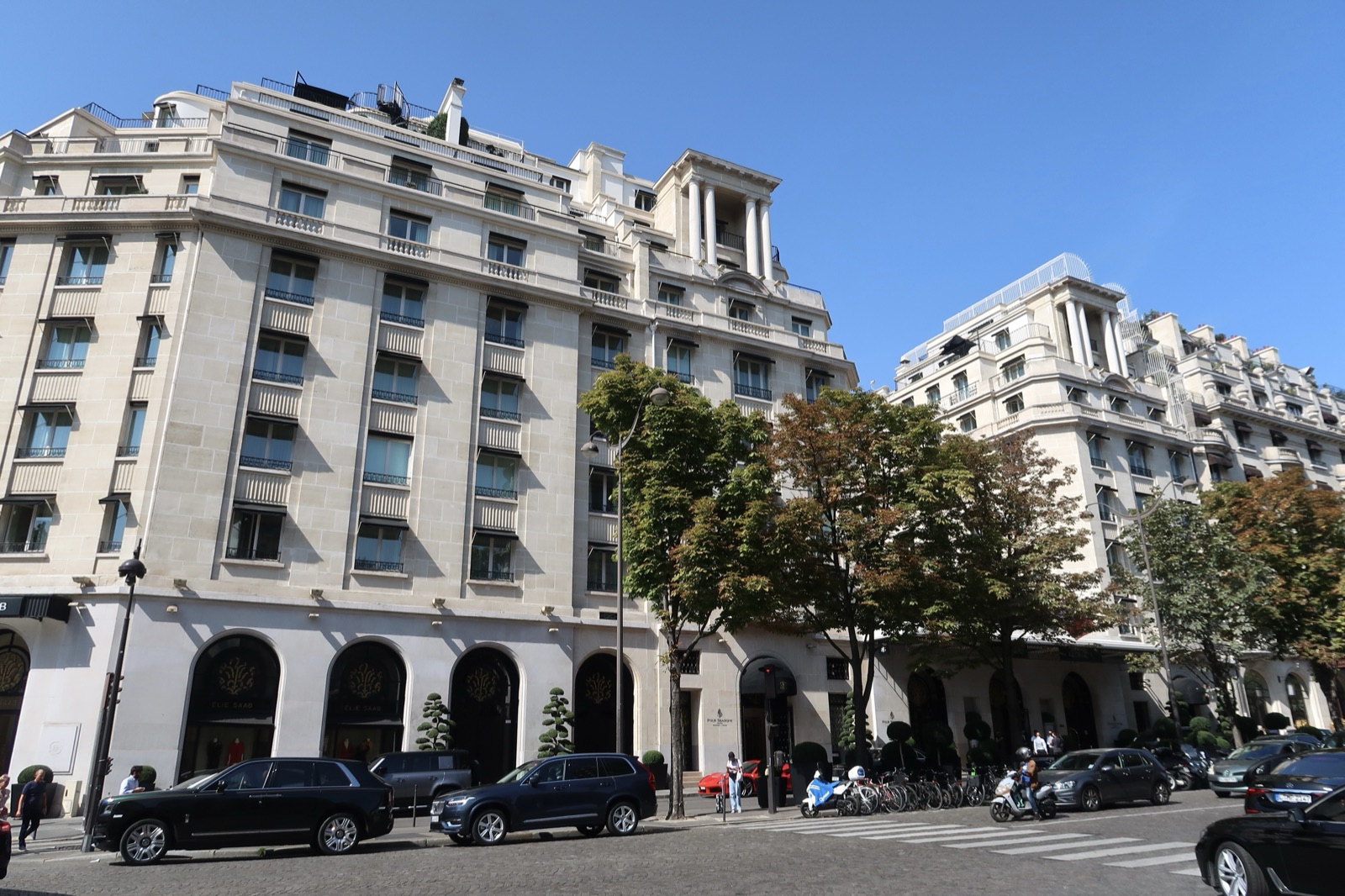 Вход в отель Four Seasons George V на авеню Georges V в Париже.