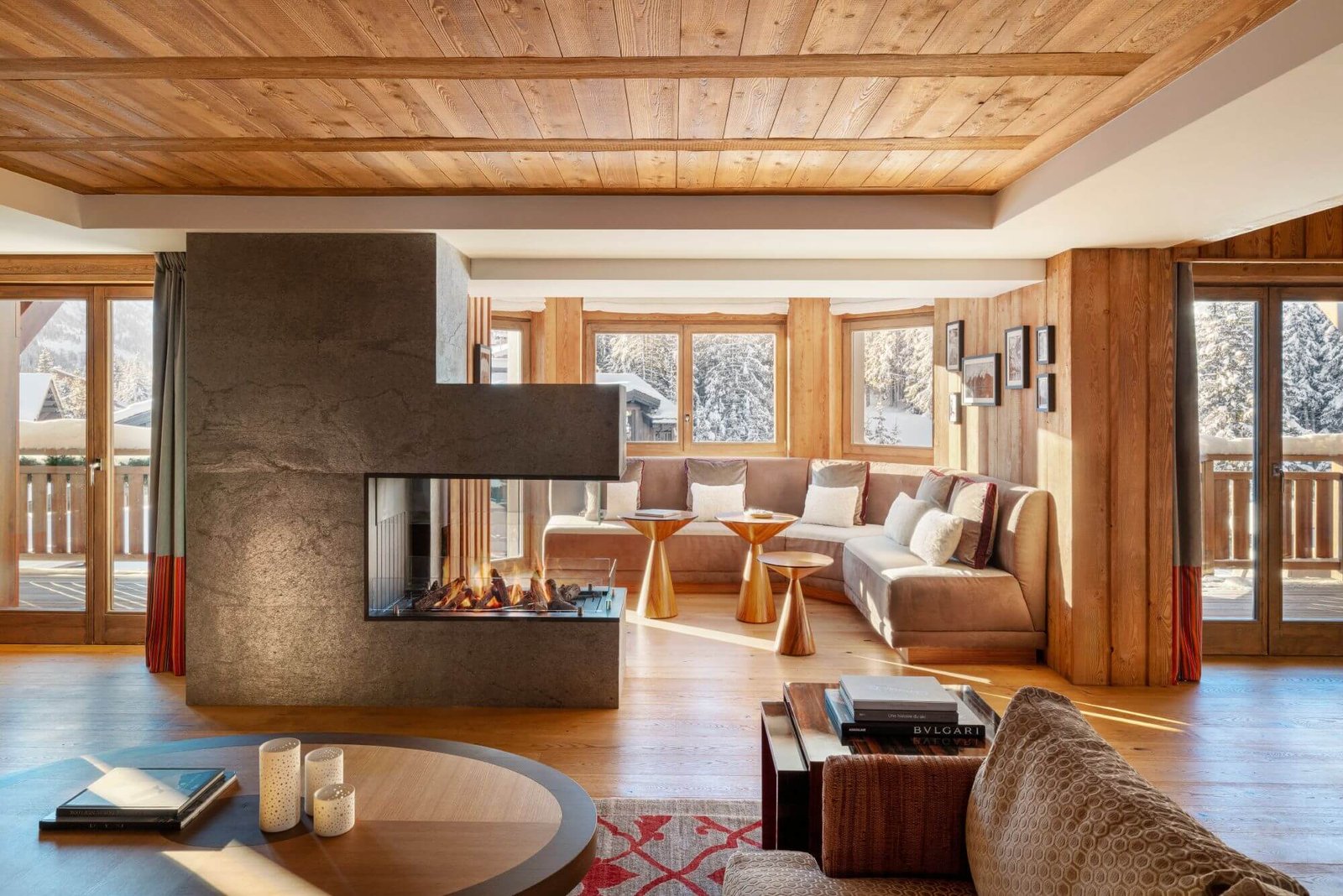 L'Appartement Les Neiges, avec sa cheminée à trois faces ouvrant sur sa propre terrasse.