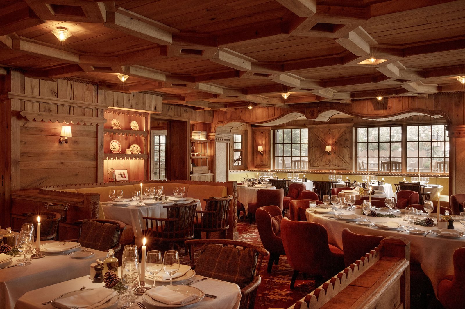La salle aux chandelles de Loulou, habillée de bois de chalet savoyard de récupération.
