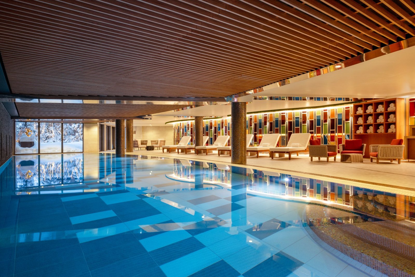 La piscine de 20 mètres du Spa Diane Barrière, la plus longue parmi les hôtels 5 étoiles de Courchevel.