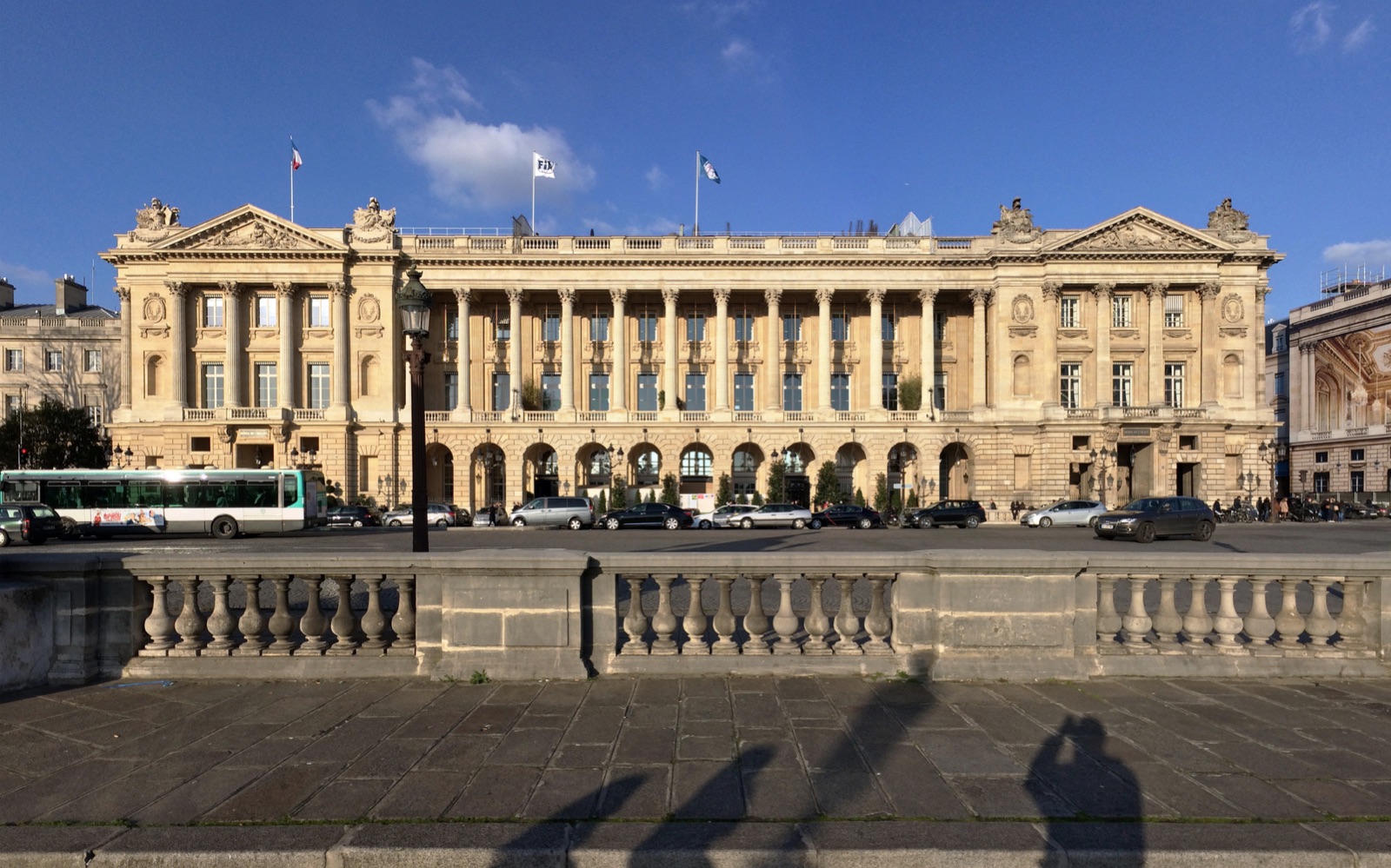 Колоннада фасада отеля Crillon на площади Согласия в Париже.