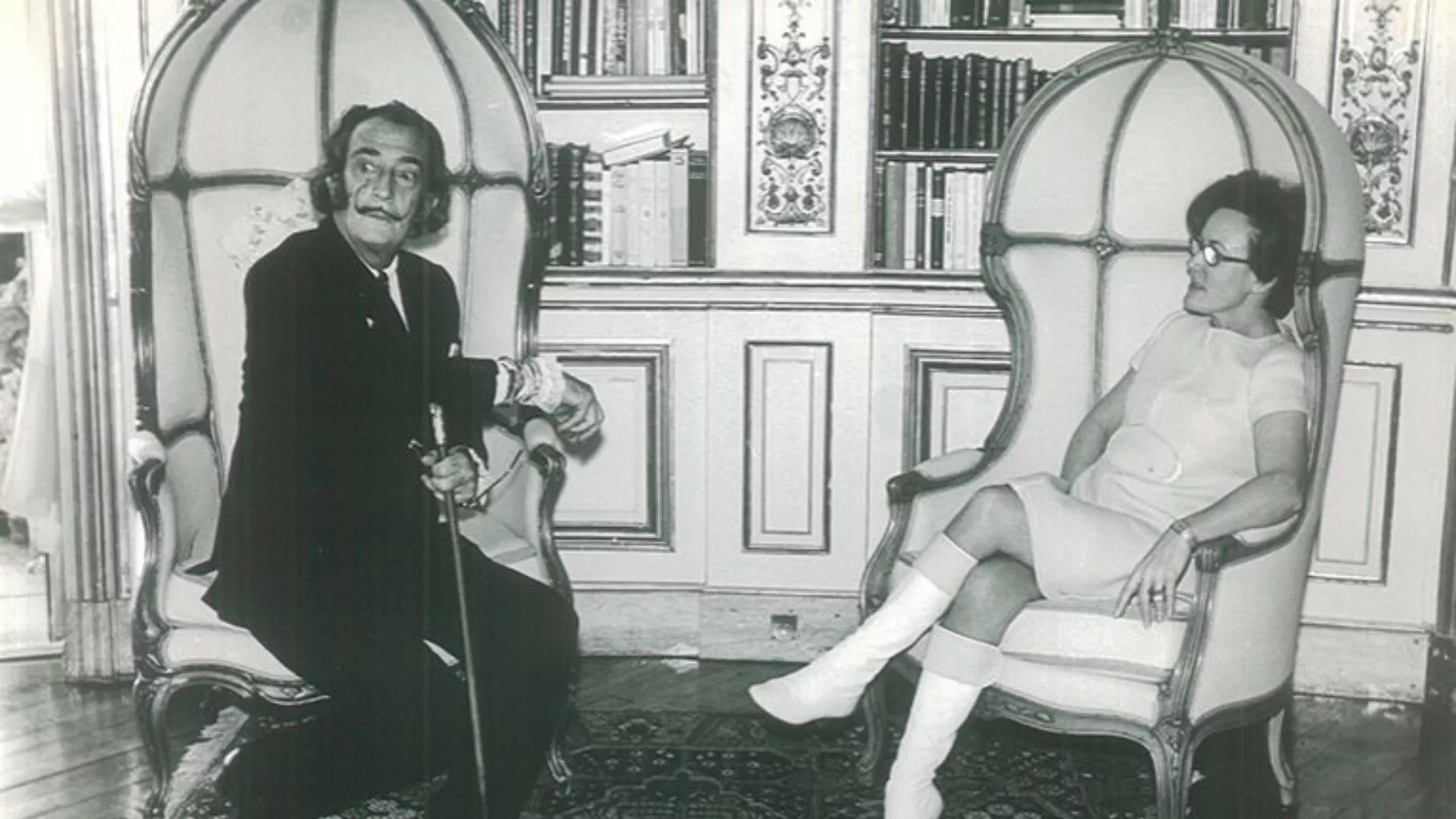 A 1967 archive photograph of Salvador Dalí visiting Jeanne Augier at the Negresco.