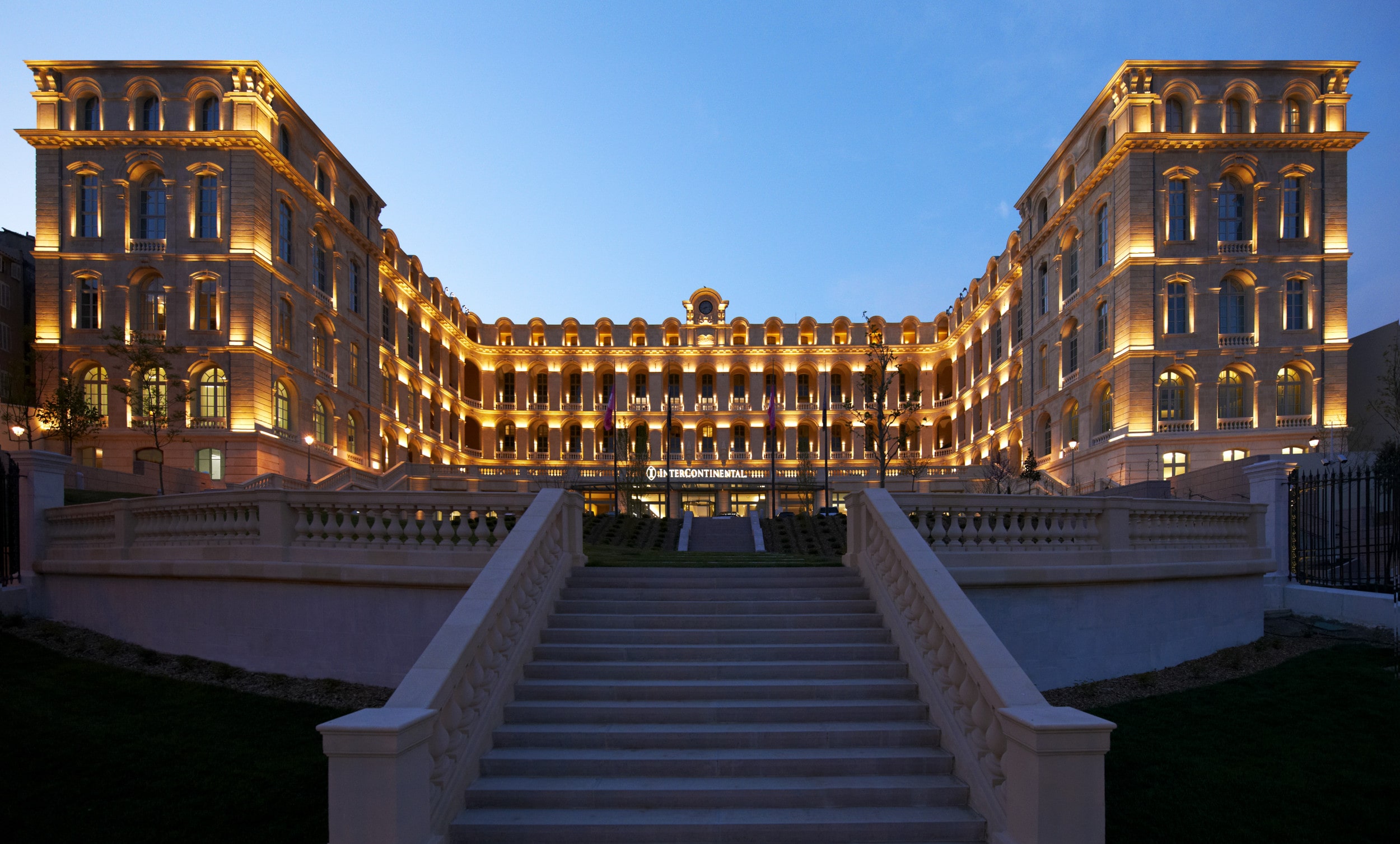 黄昏灯光下,原Hôtel-Dieu医院马蹄形的18世纪立面。