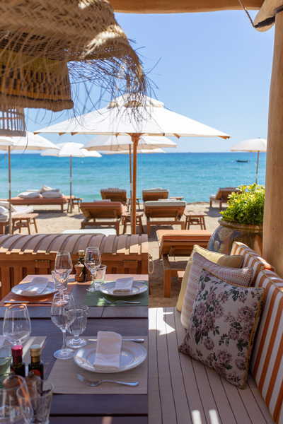 A table set at La Réserve à la Plage, the beach club on Pampelonne designed with Philippe Starck.