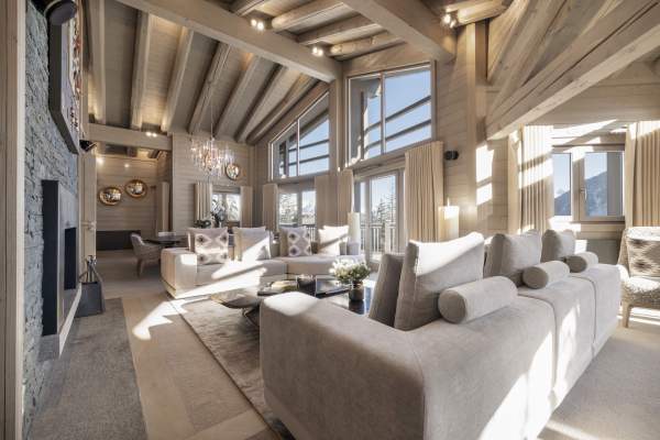 The vaulted-ceiling living room of Chalet Abruzzes, the largest of Le K2 Palace’s standalone chalets.