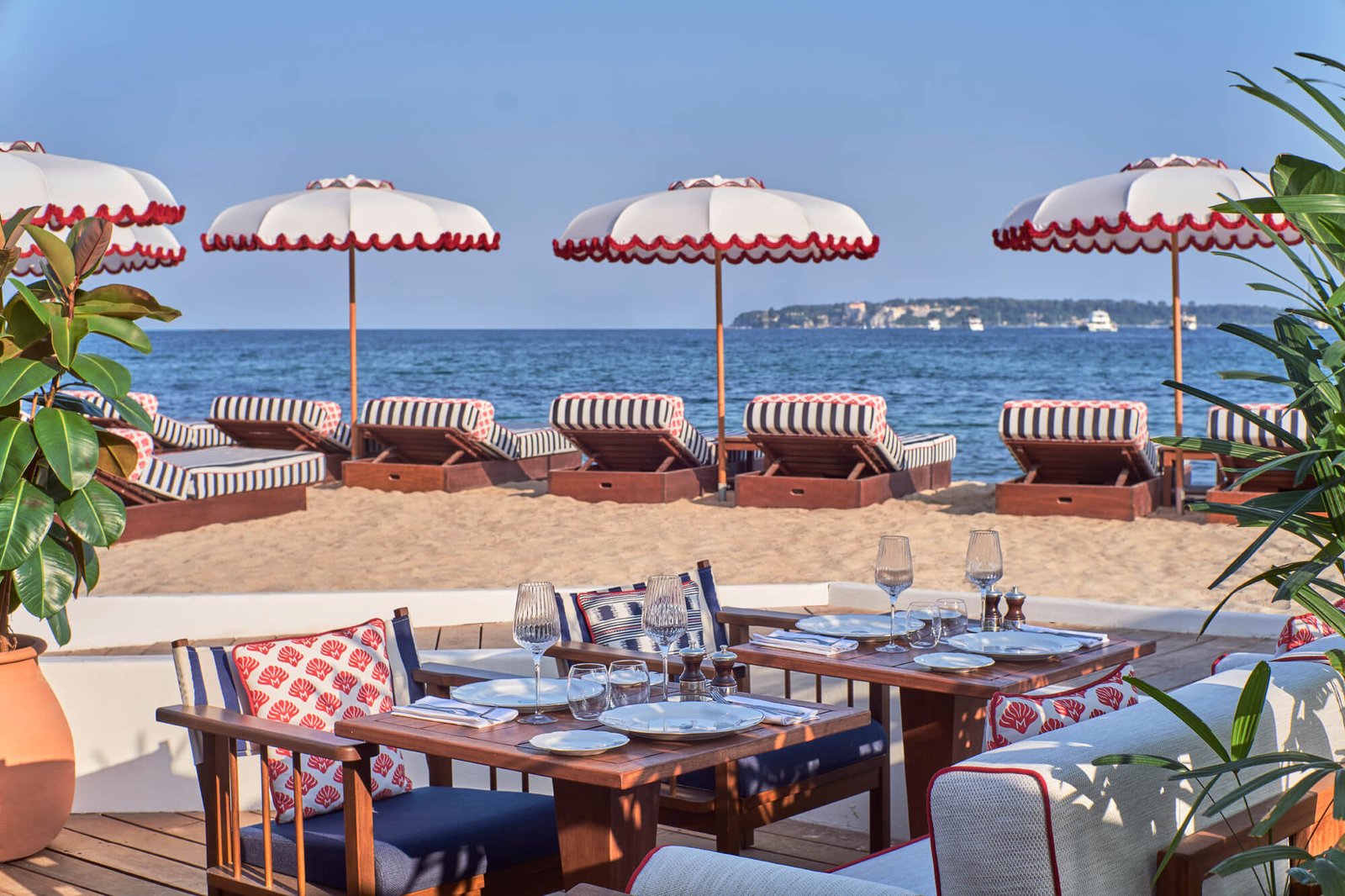 Une table dressée chez Ciro's Cannes, le restaurant de fruits de mer de l'hôtel sur la plage privée.