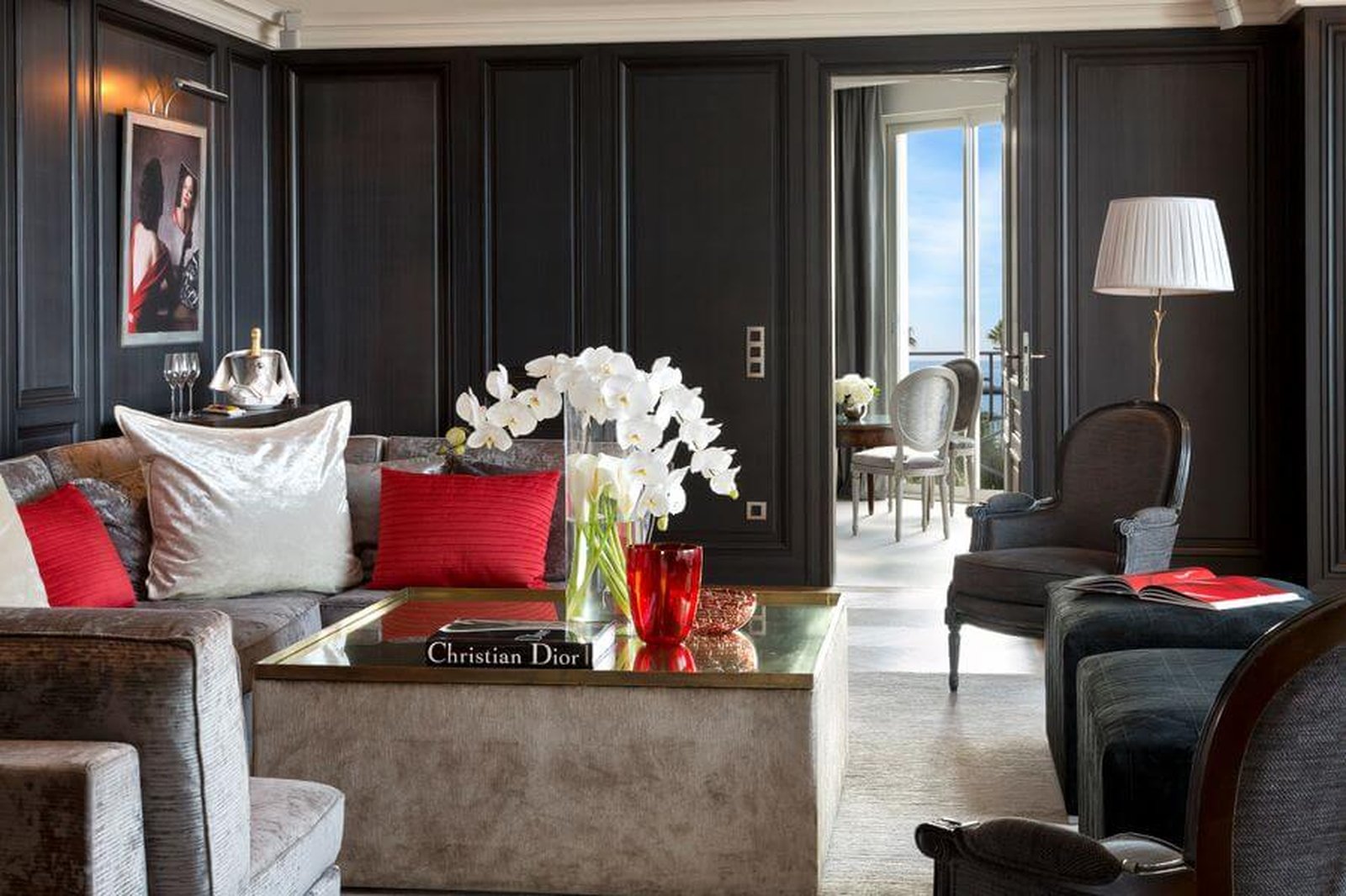 Le salon aux boiseries sombres de la Suite Christian Dior, unique en Europe, dans l'esprit de la maison parisienne.