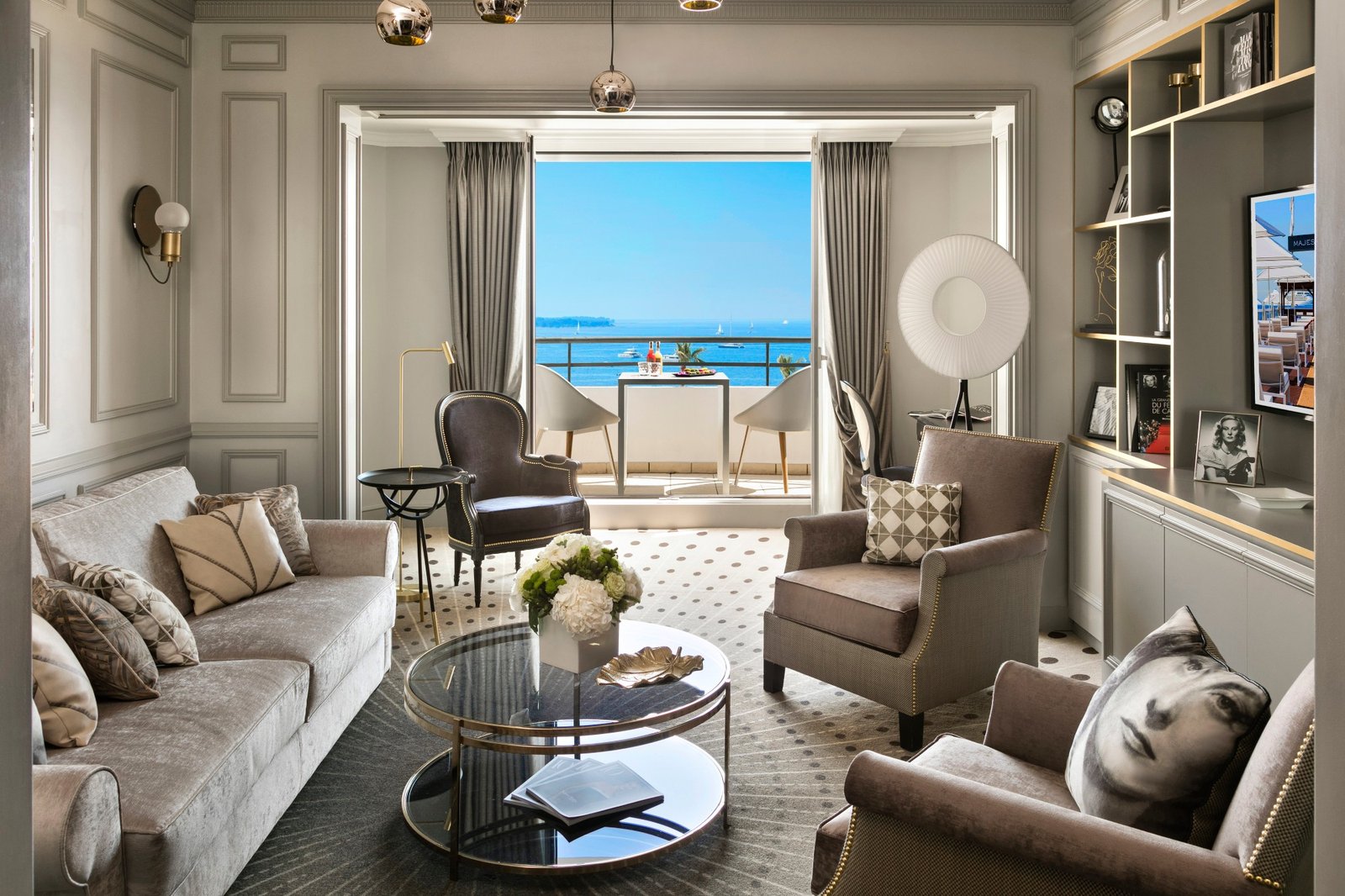 Le salon de la Suite Michèle Morgan, du nom de l'actrice française, avec balcon donnant sur la mer.