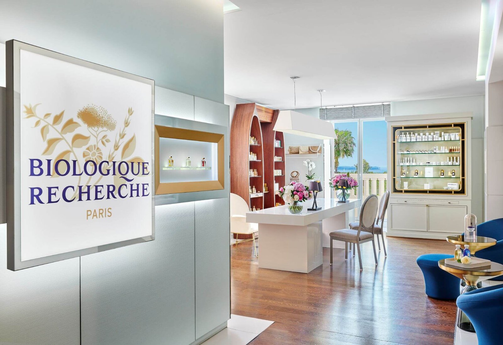 Le Spa Diane Barrière, en partenariat avec Biologique Recherche, avec son salon de repos face à la mer.