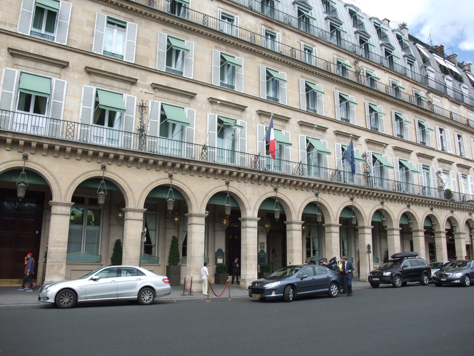 Аркадный фасад отеля Le Meurice на улице Риволи в Париже.