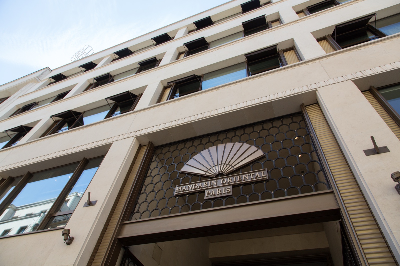Вывеска у входа в отель Mandarin Oriental Paris на улице Сент-Оноре.