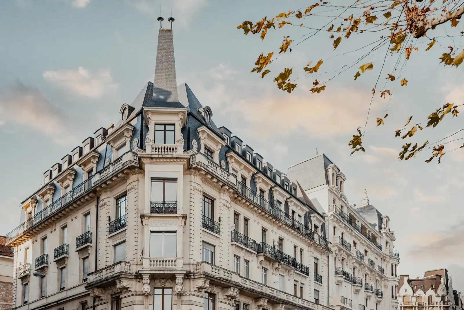 L'immeuble Belle Époque restauré du Quai Wilson, vu d'en bas.