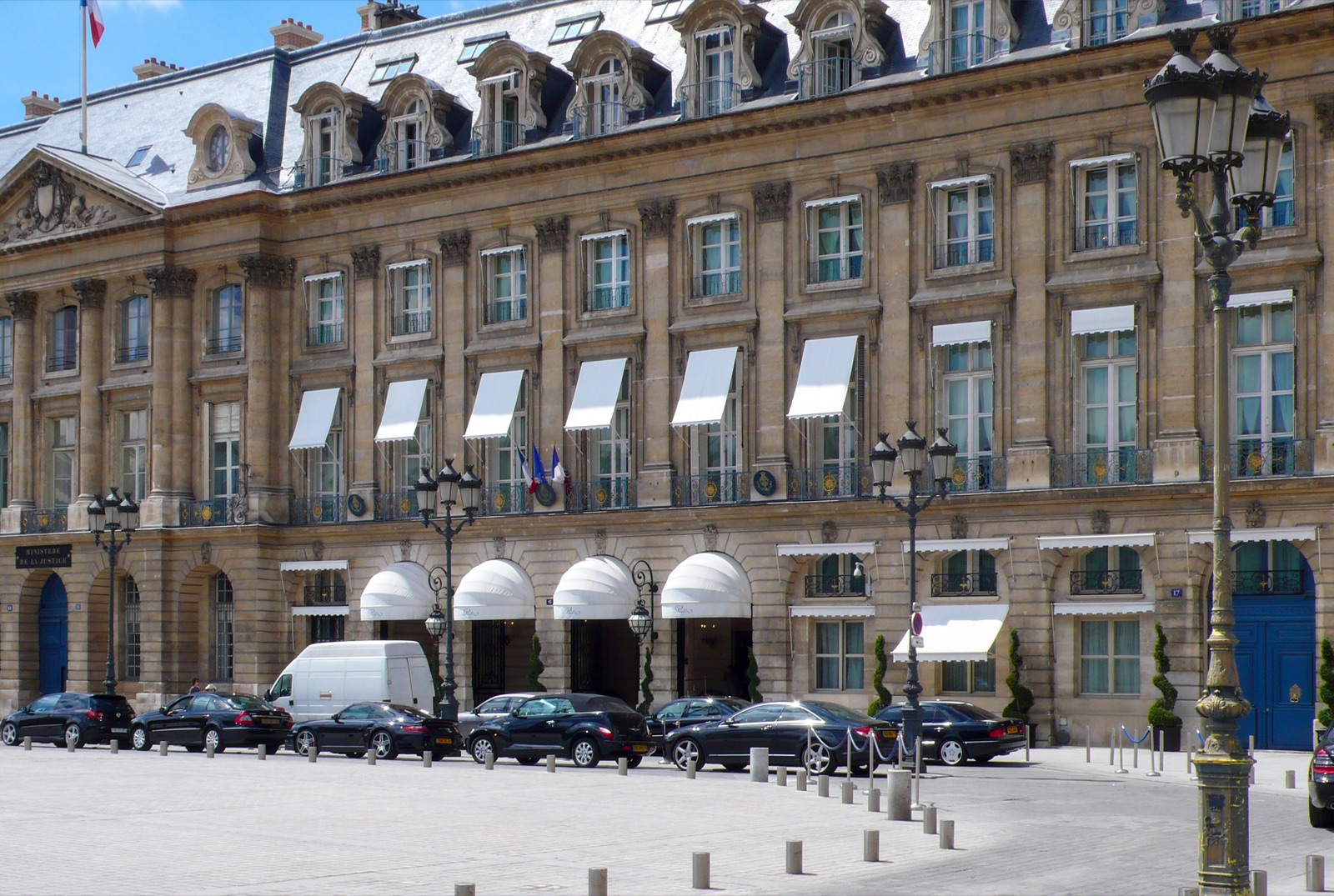 Фасад и навесы у входа отеля Ritz Paris на Вандомской площади.