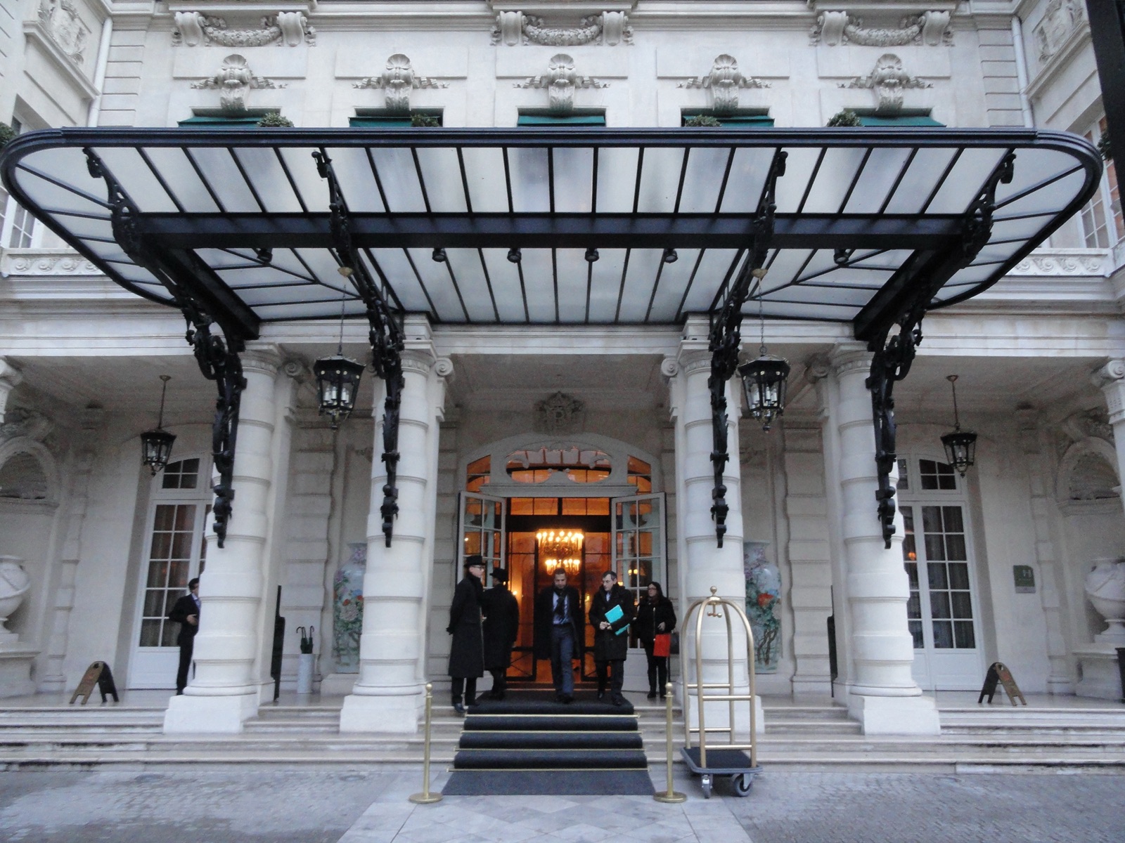 Навес у входа в отель Shangri-La Paris, бывшую резиденцию Бонапарта.