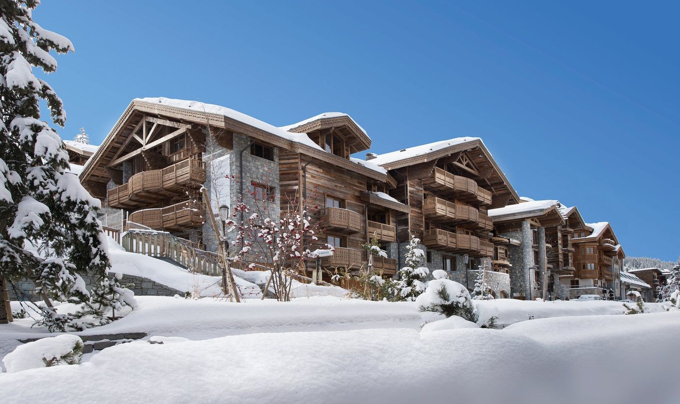 Six Senses Residences Courchevel 石木结构的外观，晴朗的蓝天为背景