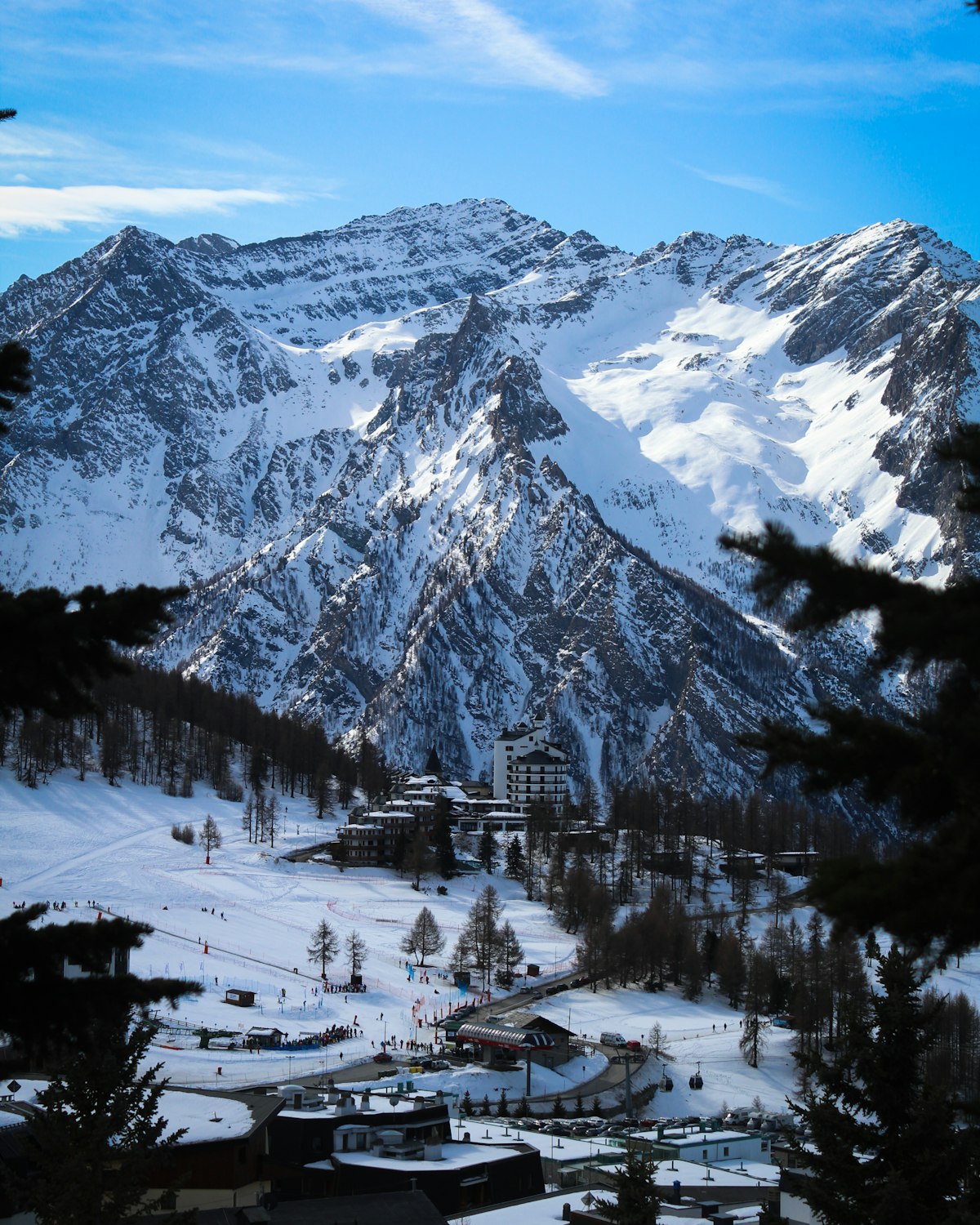 法国阿尔卑斯山脉中一座白雪覆盖的山峰,前景是一座滑雪小屋。