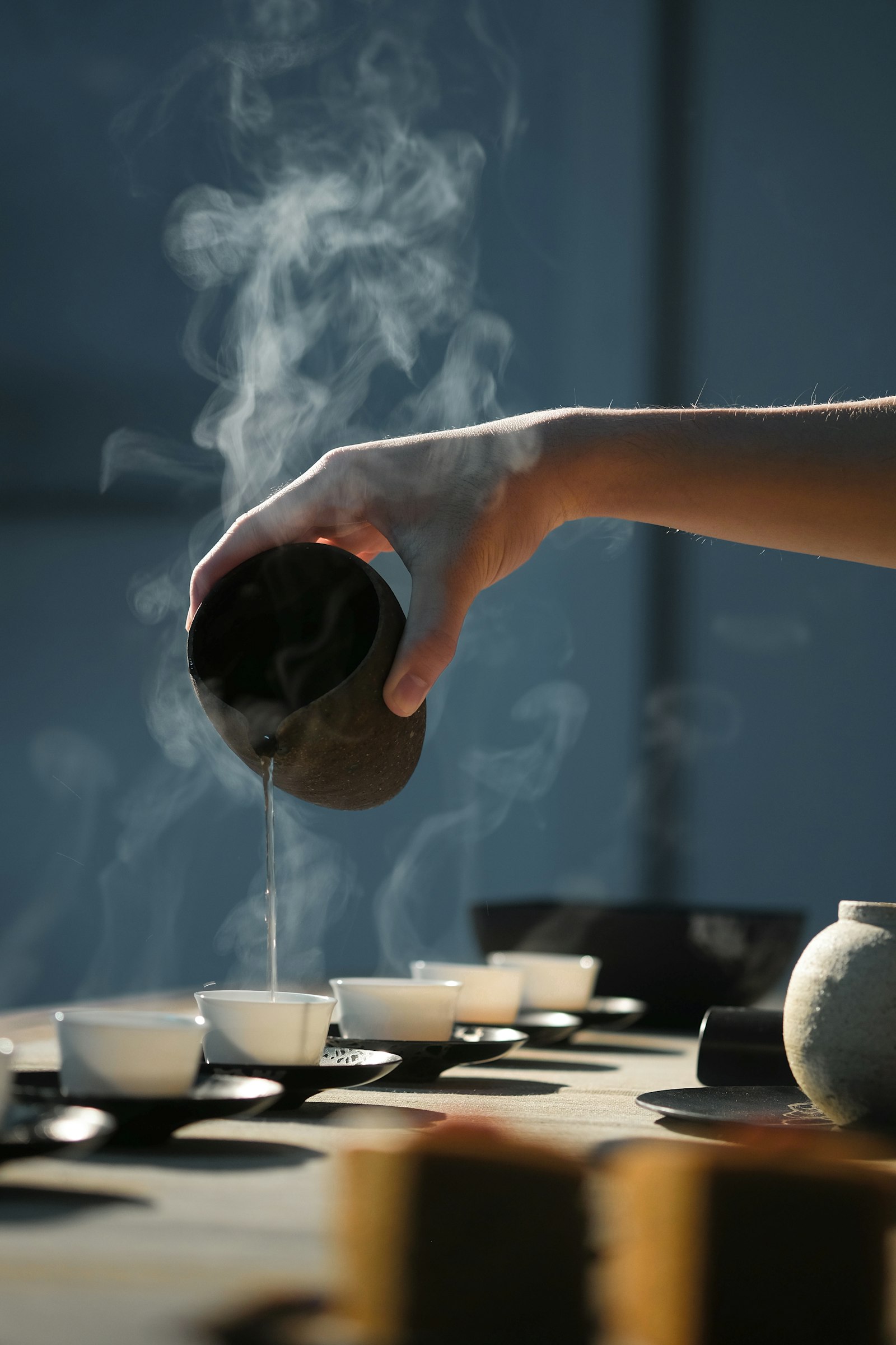 De l'eau chaude versée lors d'une cérémonie du thé japonaise traditionnelle.