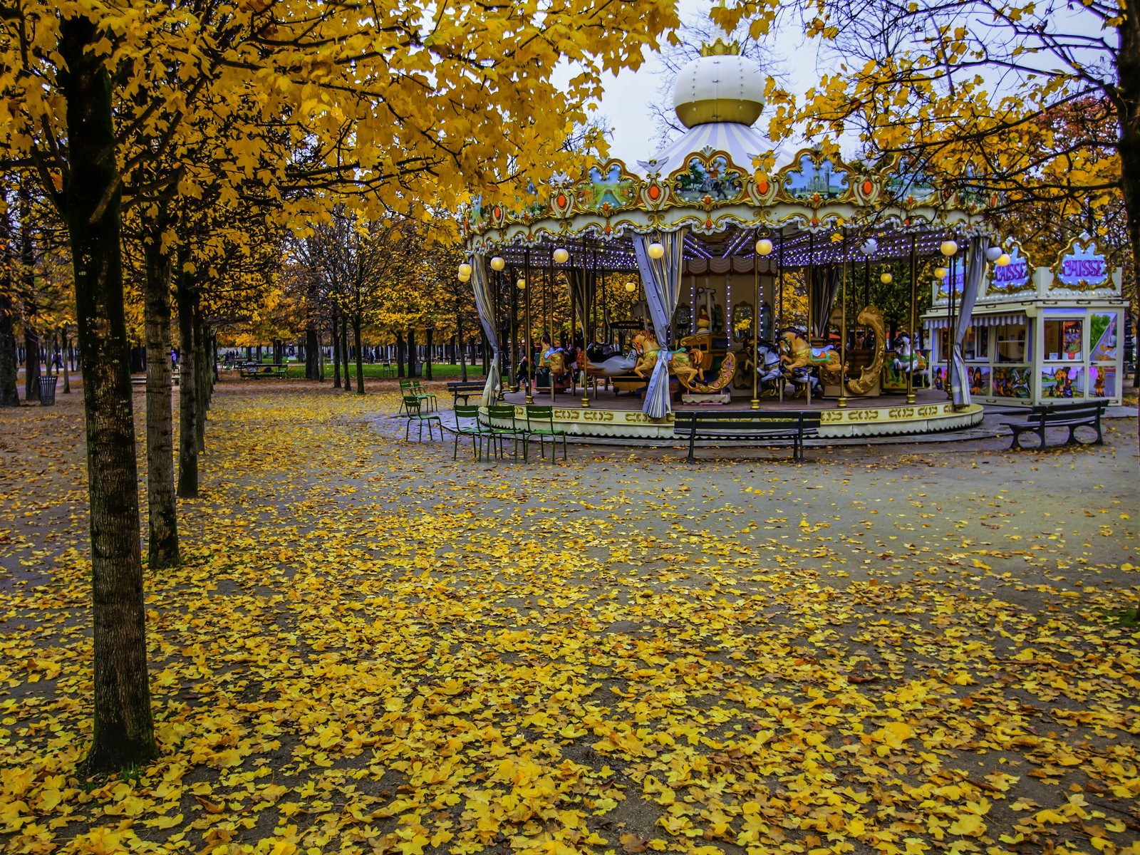 Un carrousel du jardin des Tuileries parmi les arbres d’automne, à Paris.