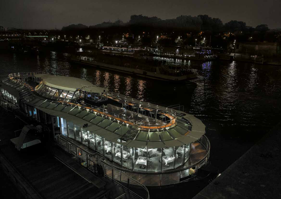 Vue aérienne de nuit du bateau-restaurant électrique Ducasse sur Seine.