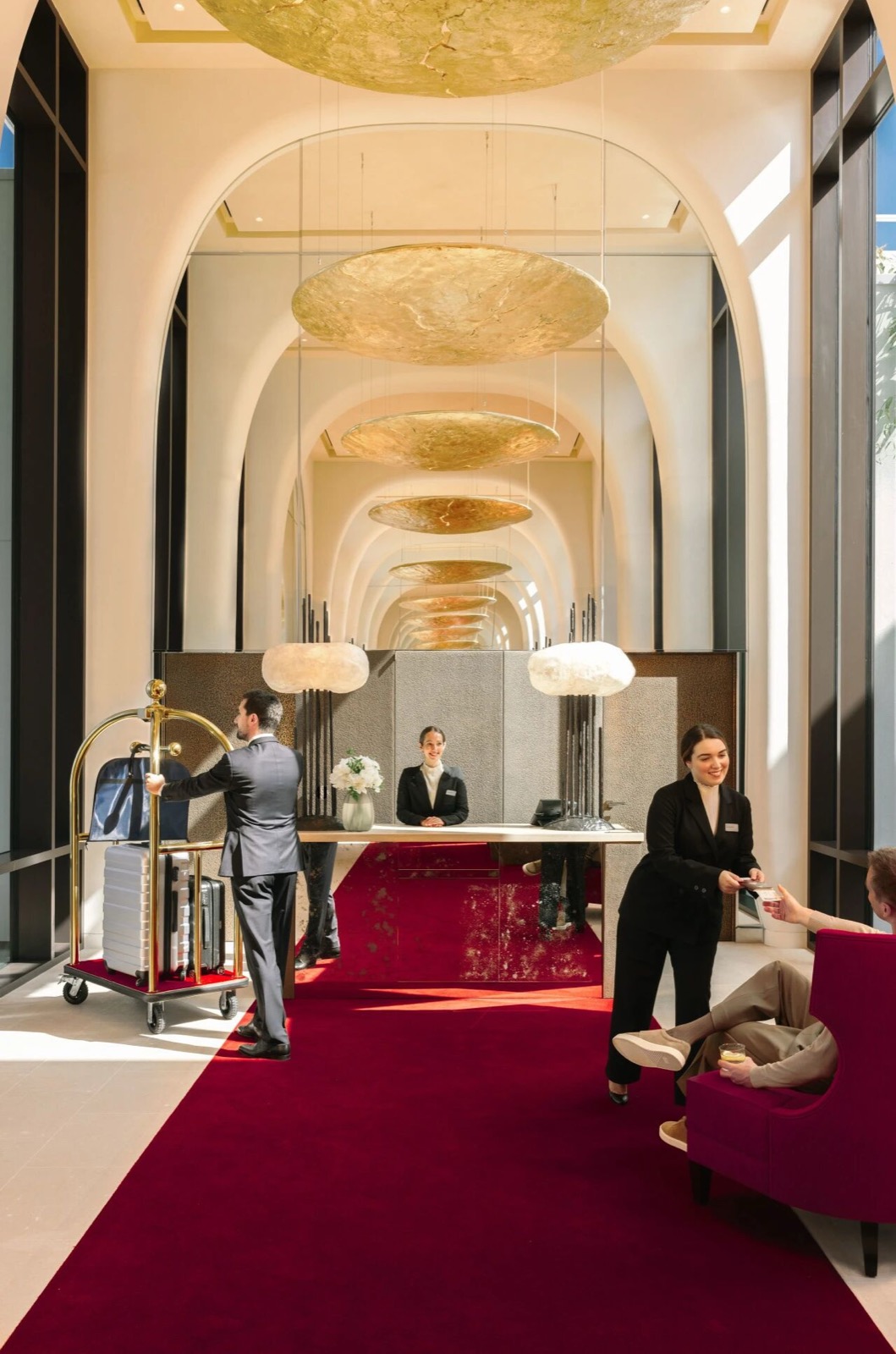 Le hall d’enregistrement voûté d’Extime Exclusive Paris, avec porteur et personnel dédié.