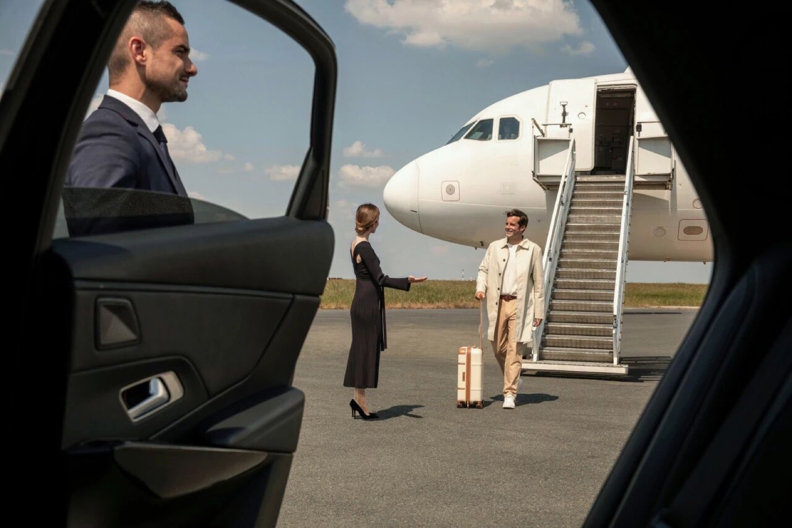 Un client marchant de la passerelle de l’avion directement vers une voiture privée sur le tarmac.
