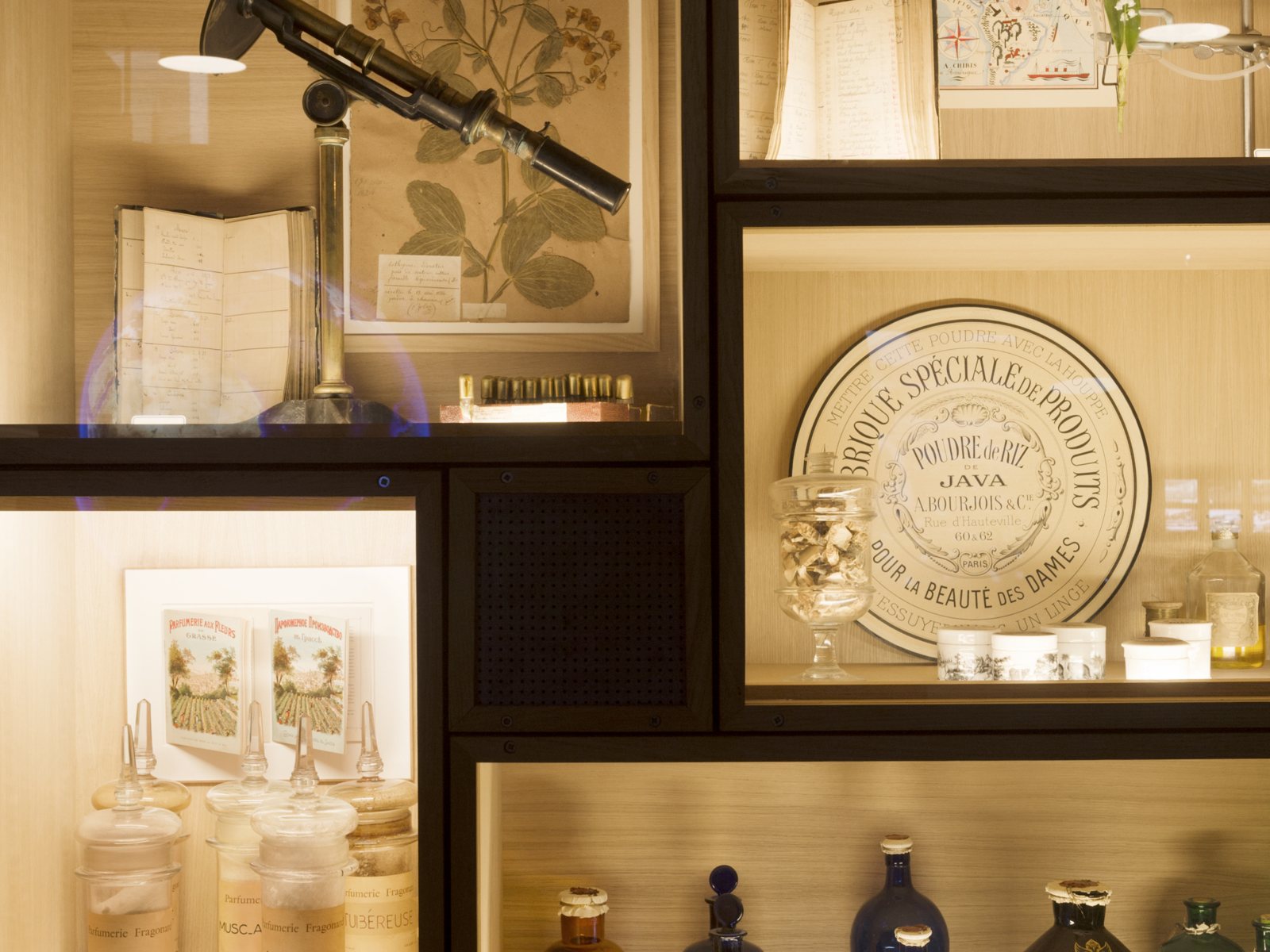Vitrines du Musée du Parfum Fragonard, à Paris.