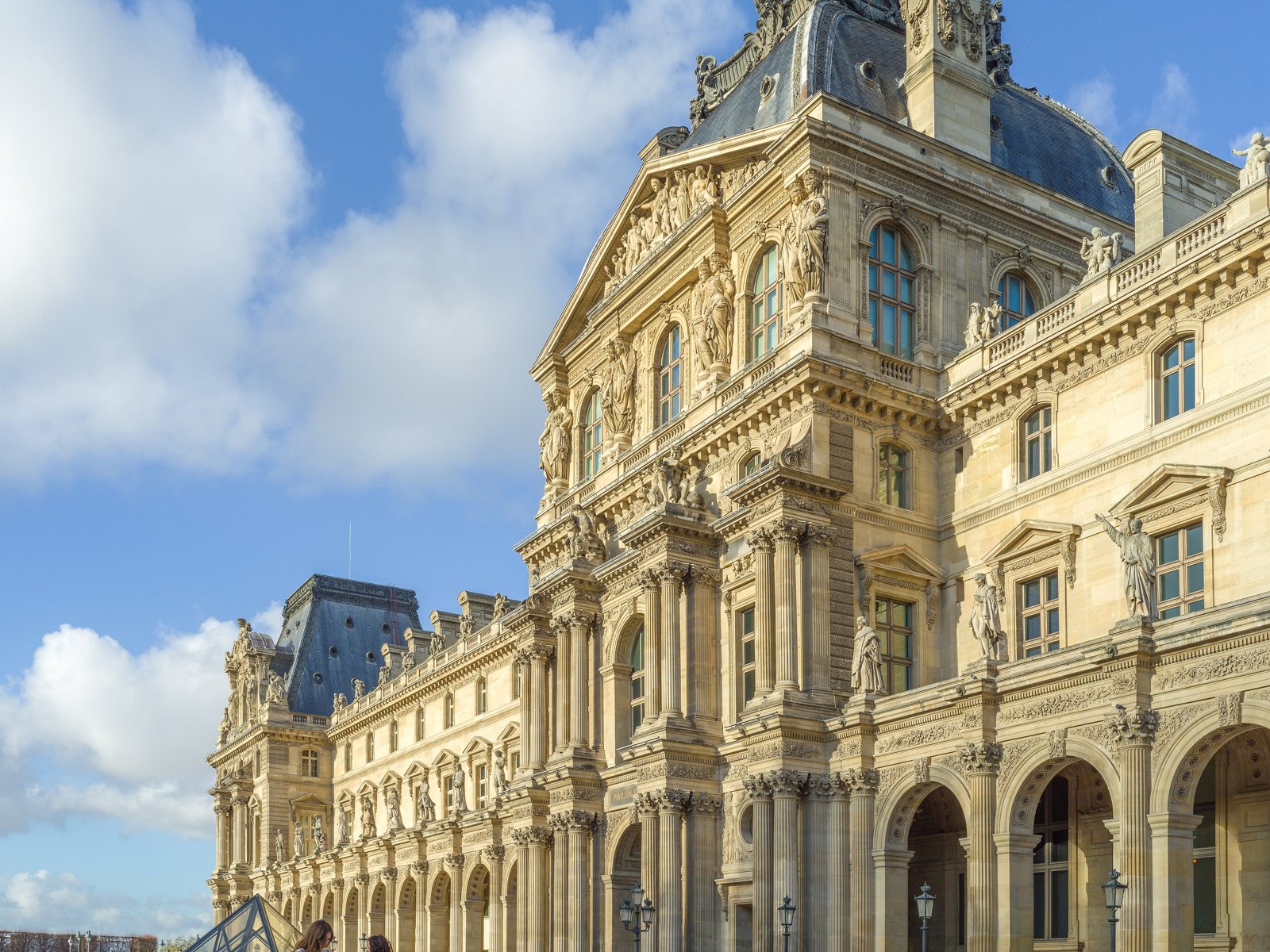 Le Louvre autour de la cour Napoléon.