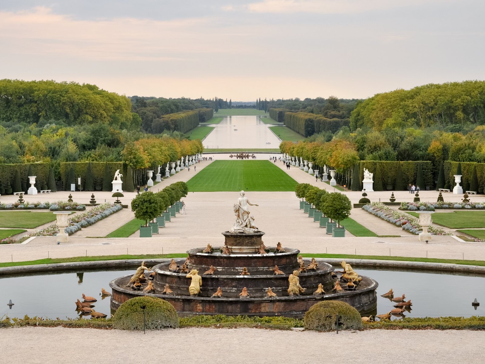 Les jardins de Versailles vus depuis le Parterre d’Eau.