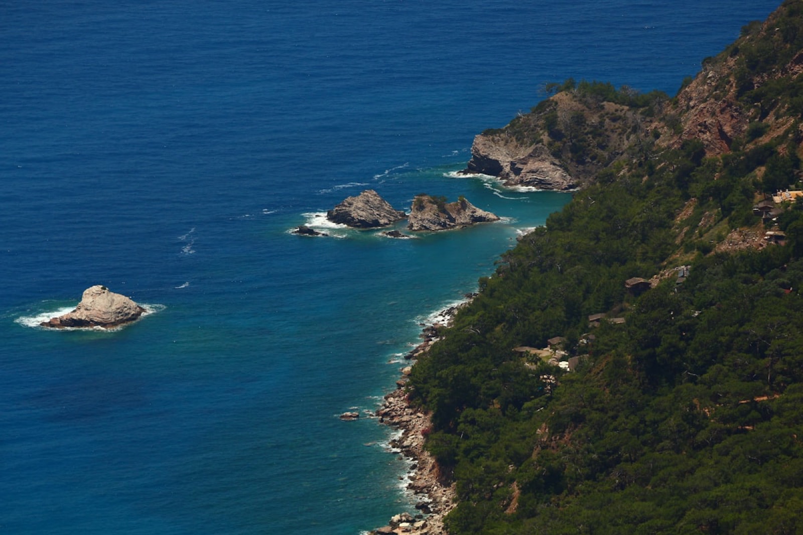 从高处俯瞰地中海嶙峋海岸线与深蓝海水交汇处。